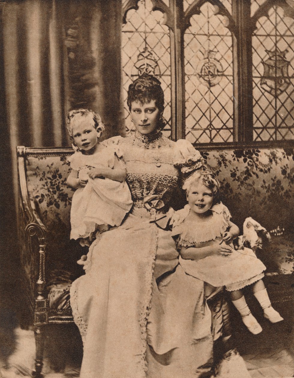 La duquesa de York con sus dos hijos, los príncipes Eduardo y Alberto, c. 1897 1935 de Unbekannt
