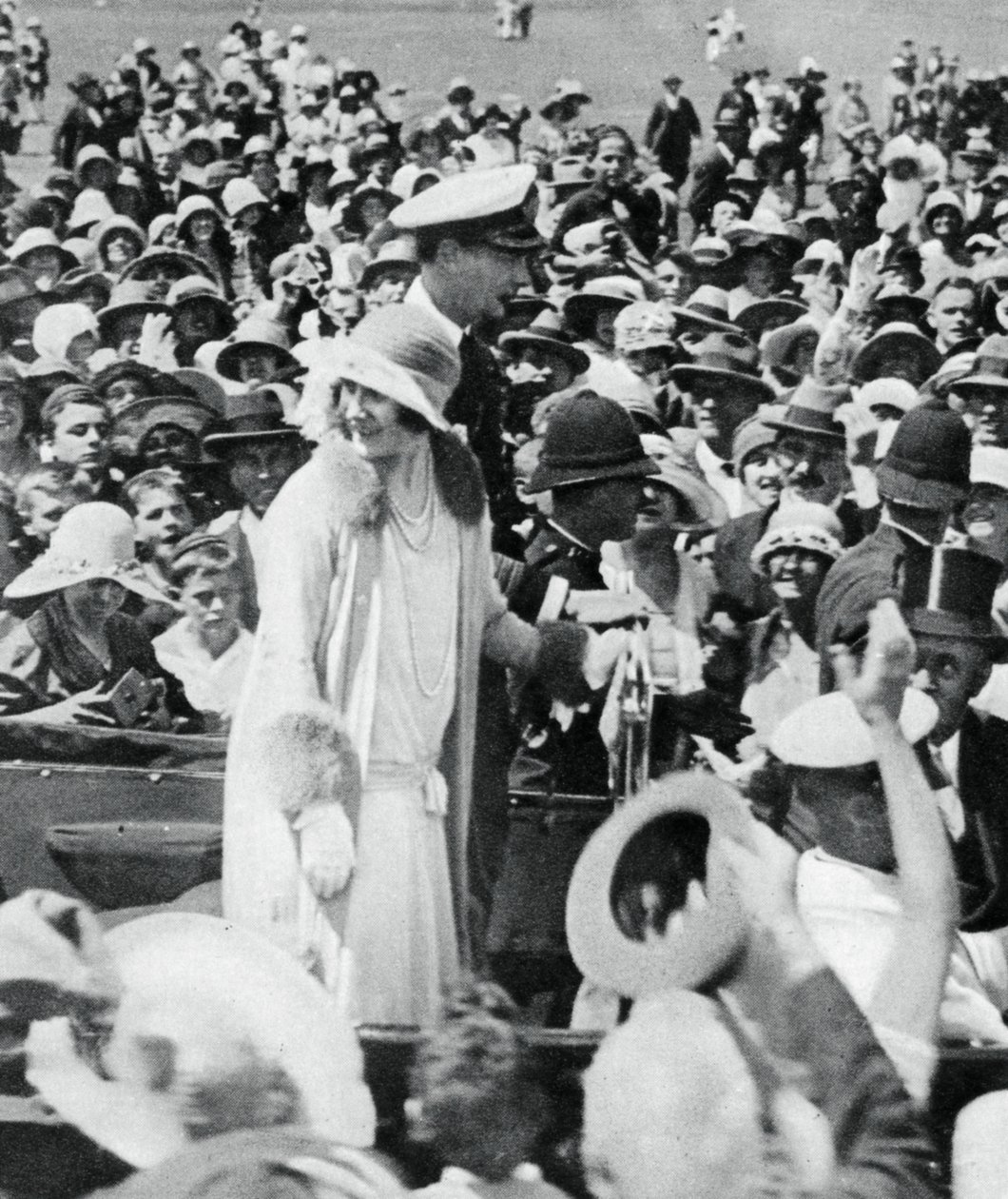 El duque y la duquesa rodeados por multitudes en Auckland, 1927, 1937 de Unbekannt
