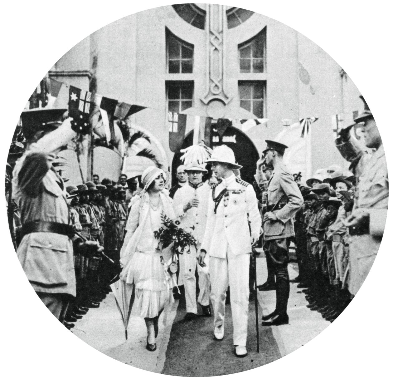 El Duque y la Duquesa de York visitando la tumba del Almirante Benbow, Kingston, Jamaica, 1927 de Unbekannt