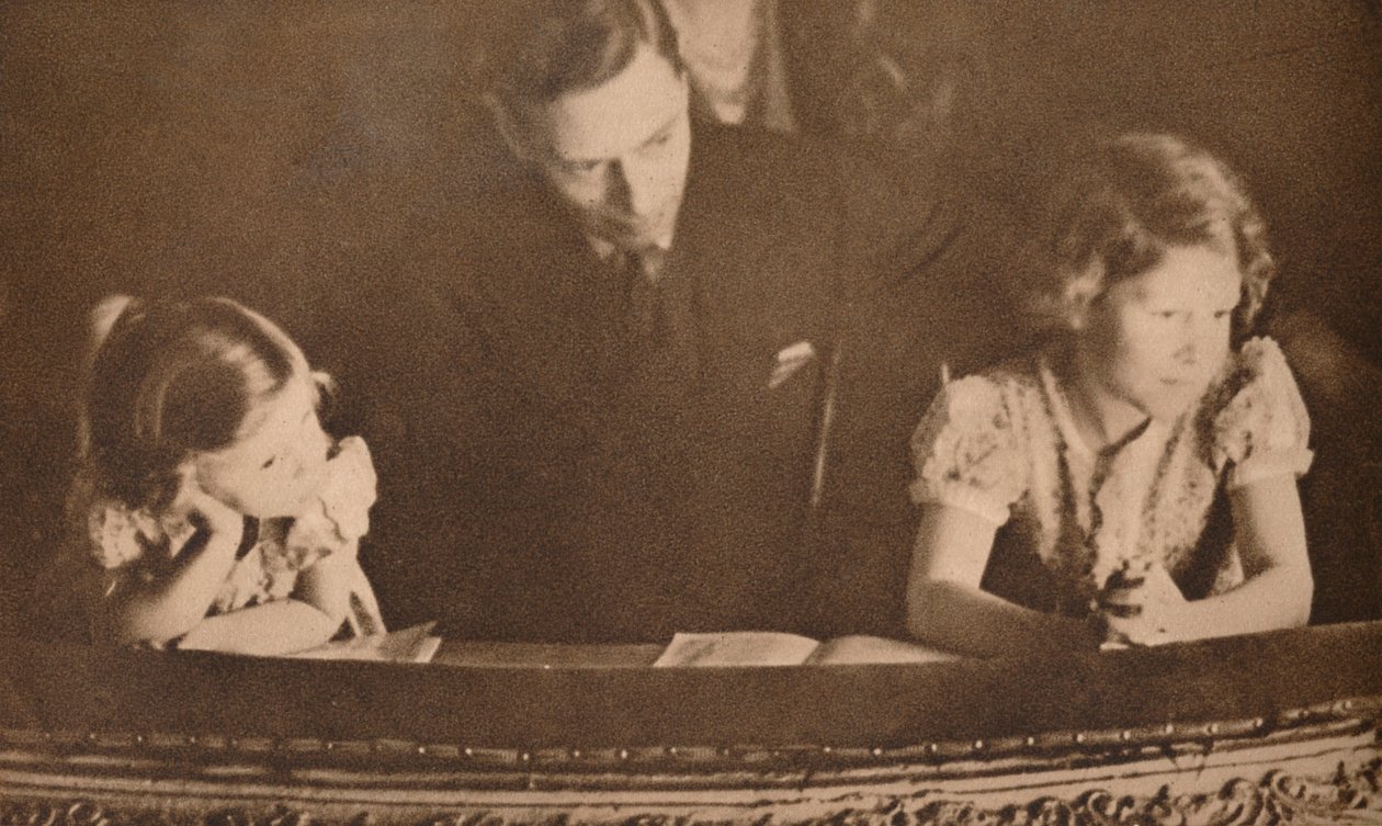 El Duque de York y las Princesas Isabel y Margarita en el pantomima, 6 de febrero de 1935 de Unbekannt