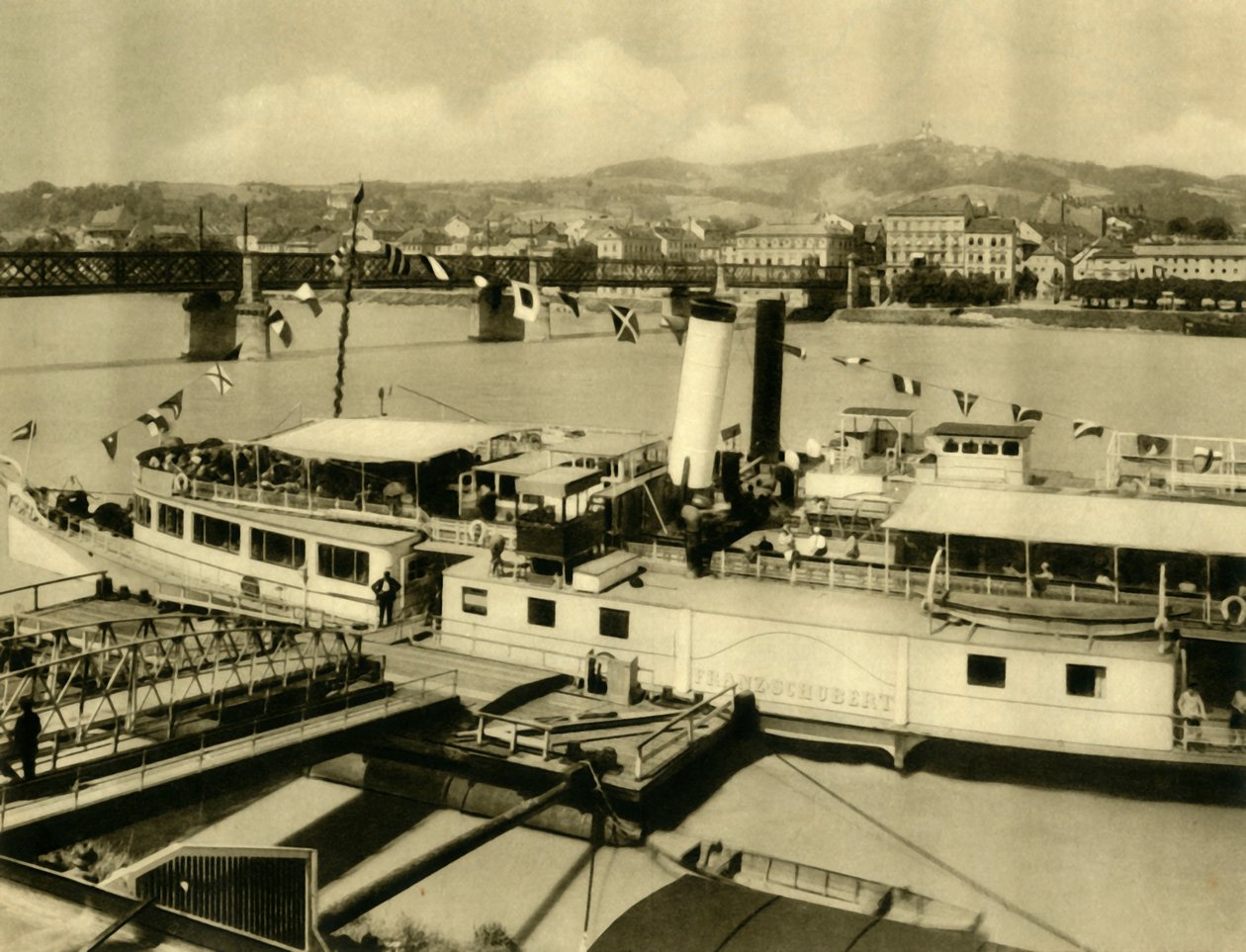 El vapor Franz Schubert en el río Danubio, Linz, Alta Austria, c1935 de Unbekannt