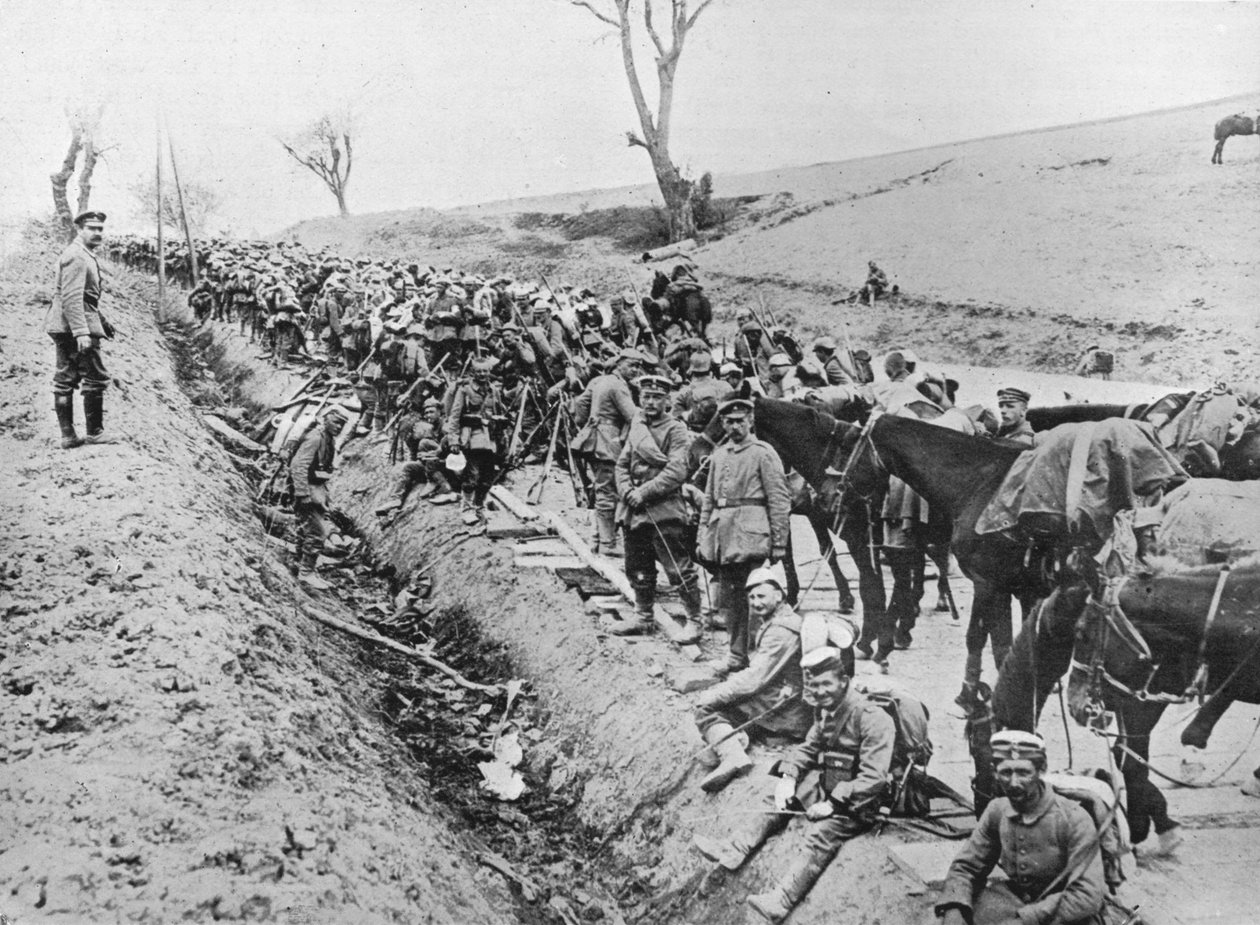 El avance alemán a través de Galicia: Un vivac de tropas al borde del camino, 1915 de Unbekannt