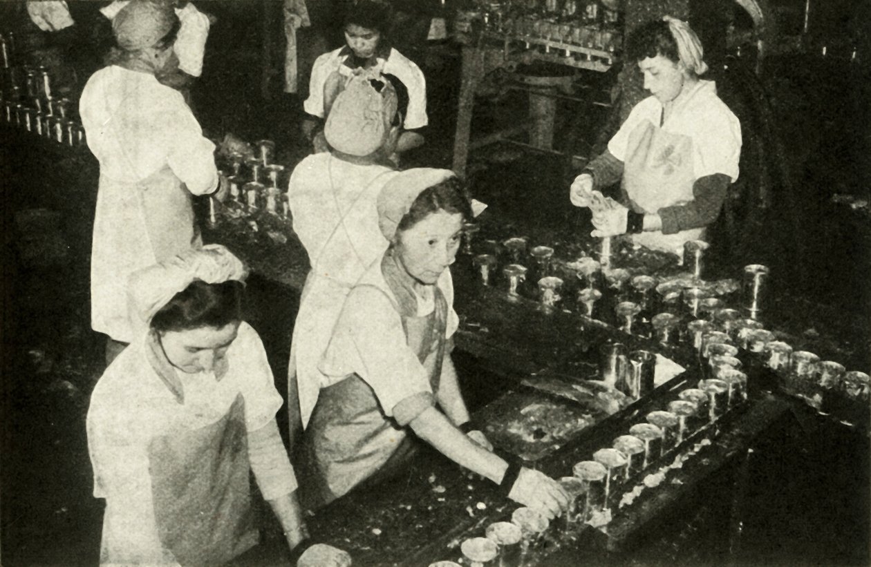 La Gran Industria del Salmón - Chicas indias trabajando en el departamento de enlatado, c1948 de Unbekannt