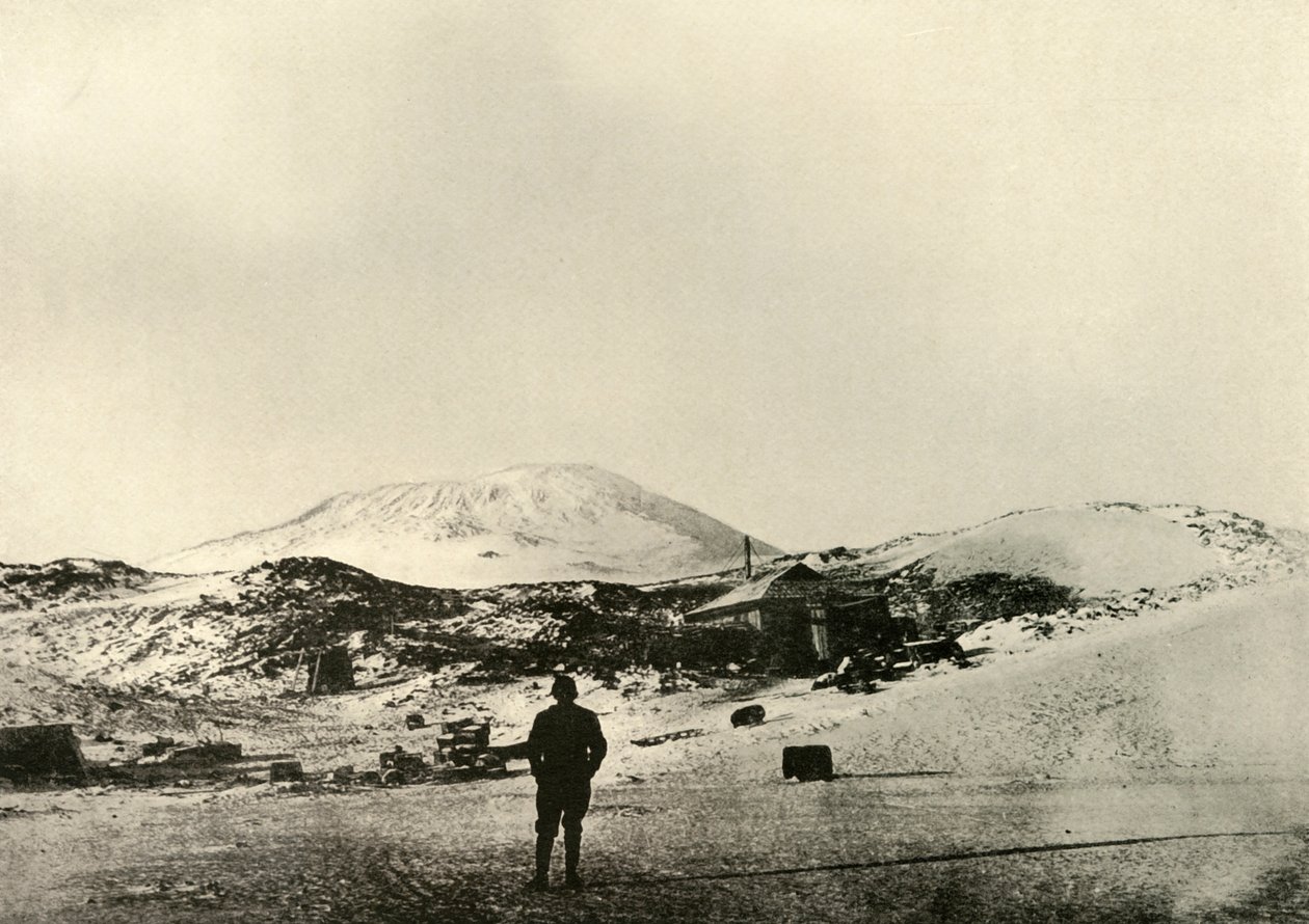 La cabaña, con el Monte Erebus al fondo, en el otoño, 1908, 1909 de Unbekannt