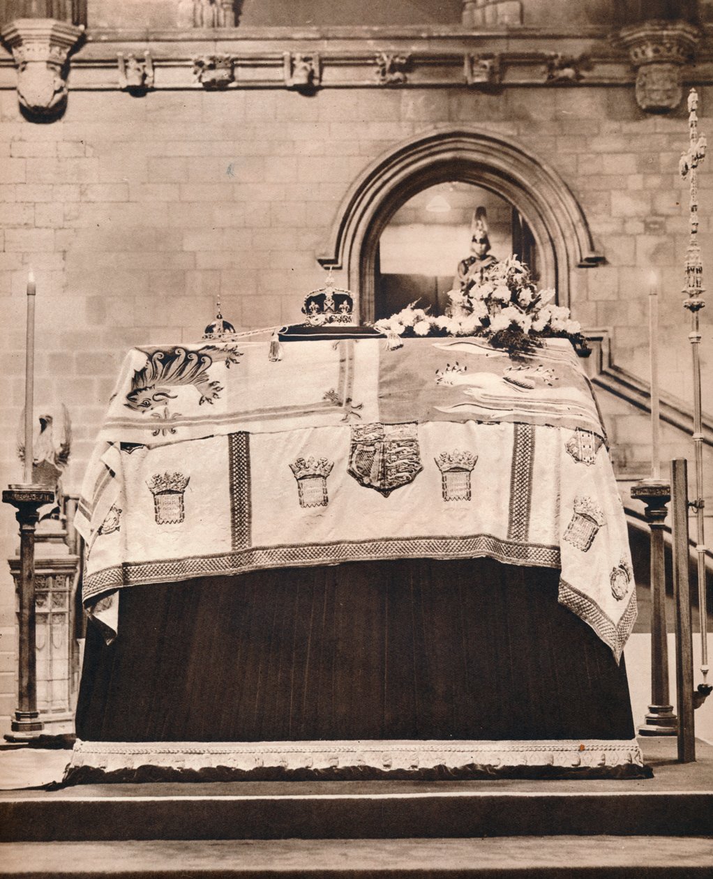 La Corona Imperial, el Orbe y el Cetro sobre el ataúd del Rey Jorge en el Salón de Westminster, 1936 de Unbekannt