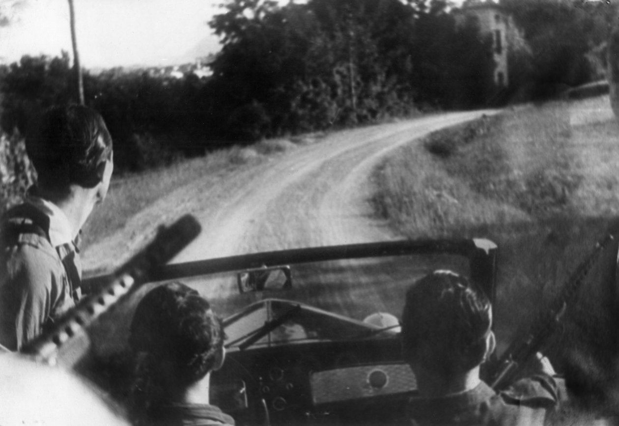 El movimiento de resistencia italiano: partisanos armados en un jeep, Langhe, Piamonte, Italia de Unbekannt