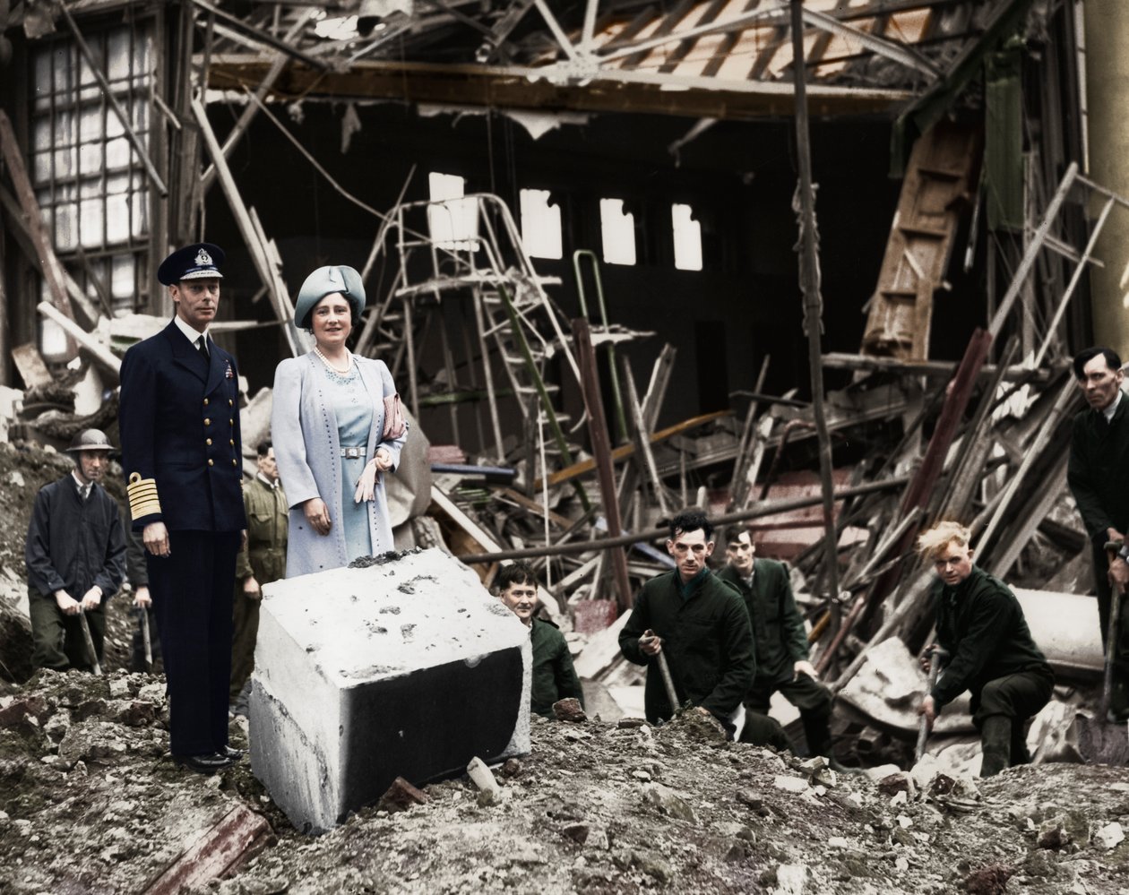 El rey y la reina inspeccionan los daños por bombas, Palacio de Buckingham, Londres, Segunda Guerra Mundial, 1940 de Unbekannt