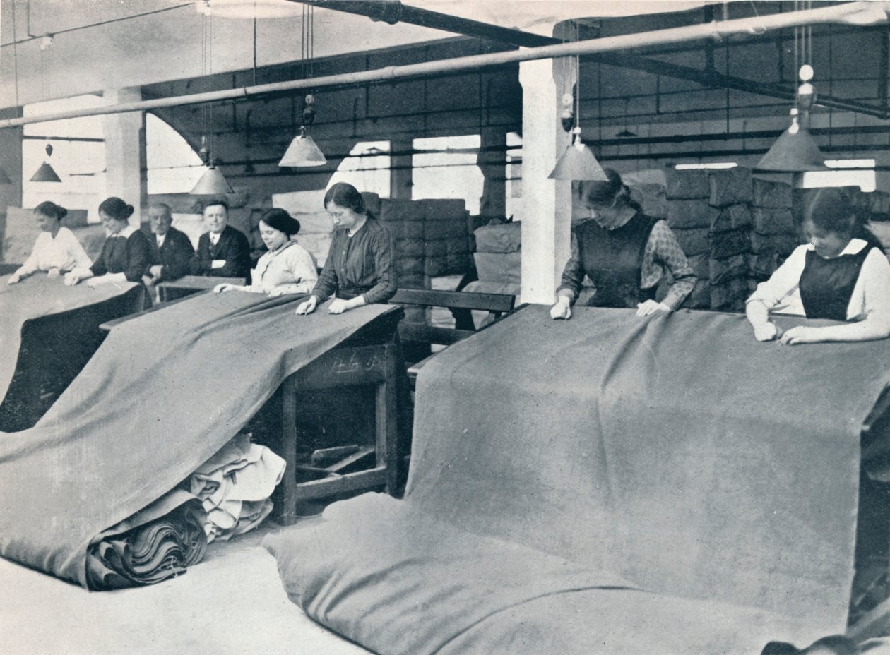 La fabricación del caqui: examinando la tela terminada, c. 1914 de Unbekannt