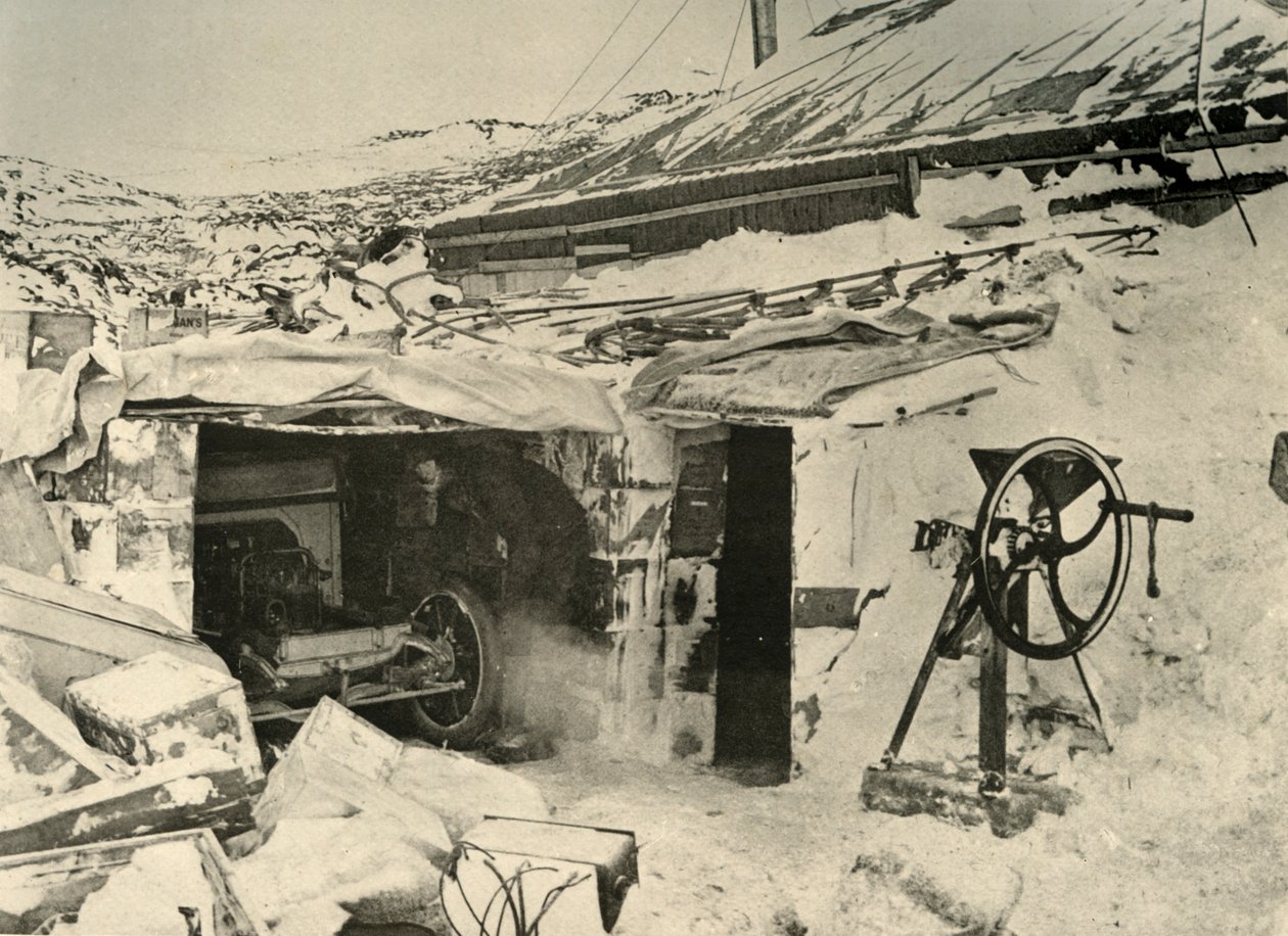 El automóvil en el garaje, y trituradora de maíz a la derecha, c. 1908, 1909 de Unbekannt
