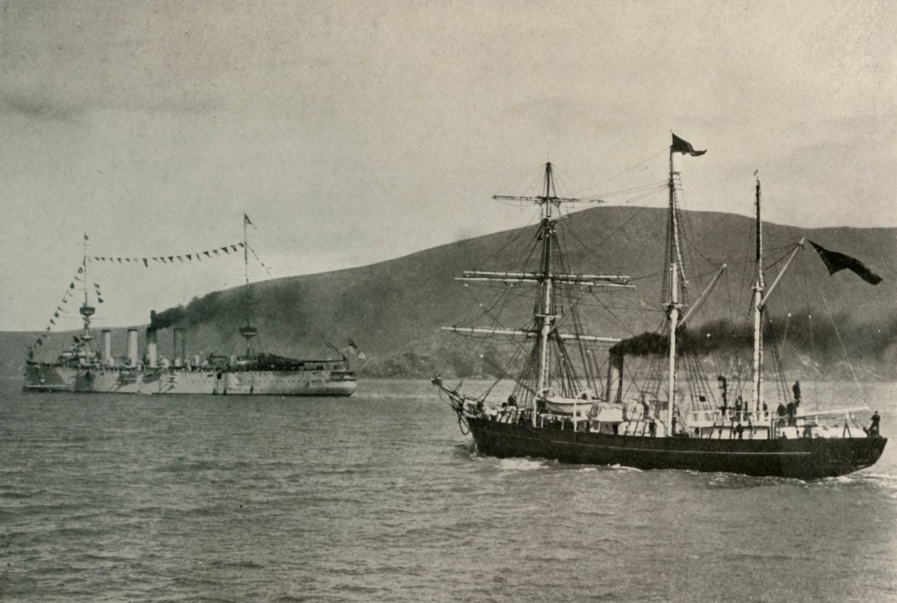 El Nimrod pasando el H.M.S. Powerful,...en el puerto de Lyttelton, 1 de enero de 1908 de Unbekannt
