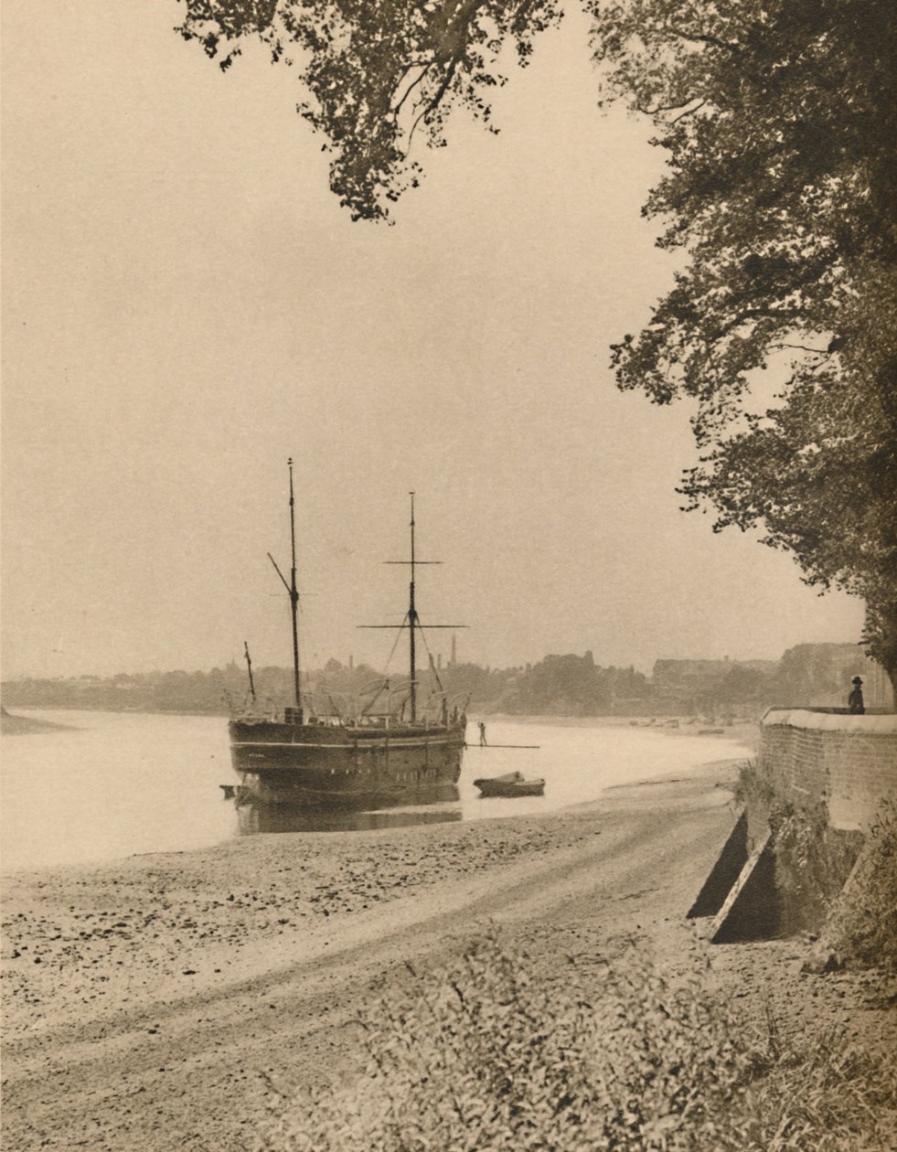 La vieja cigüeña en sus amarras frente a Chiswick Mall, c1935 de Unbekannt