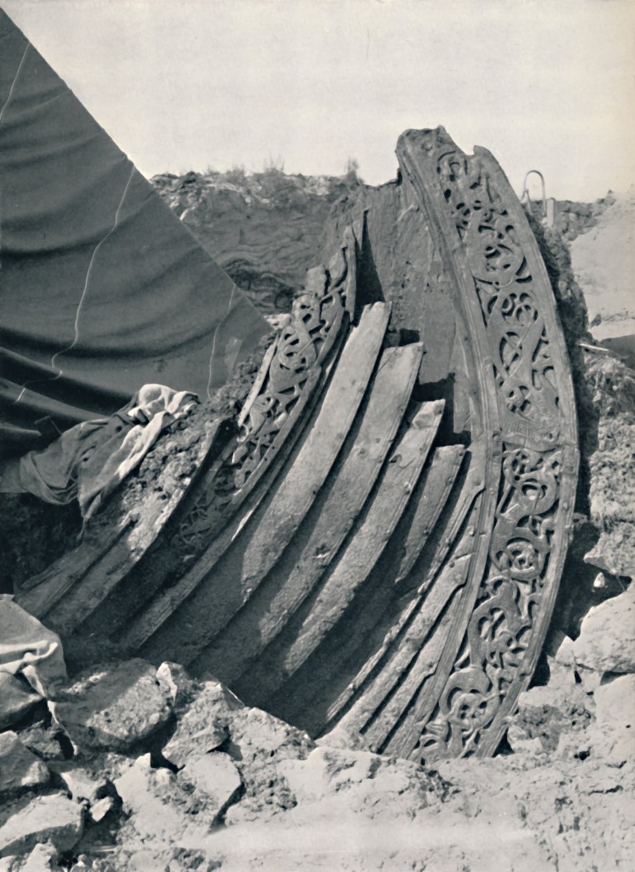 El barco Oseberg en el montículo, mostrando la talla en el tallo y la barandilla, 1935 de Unbekannt