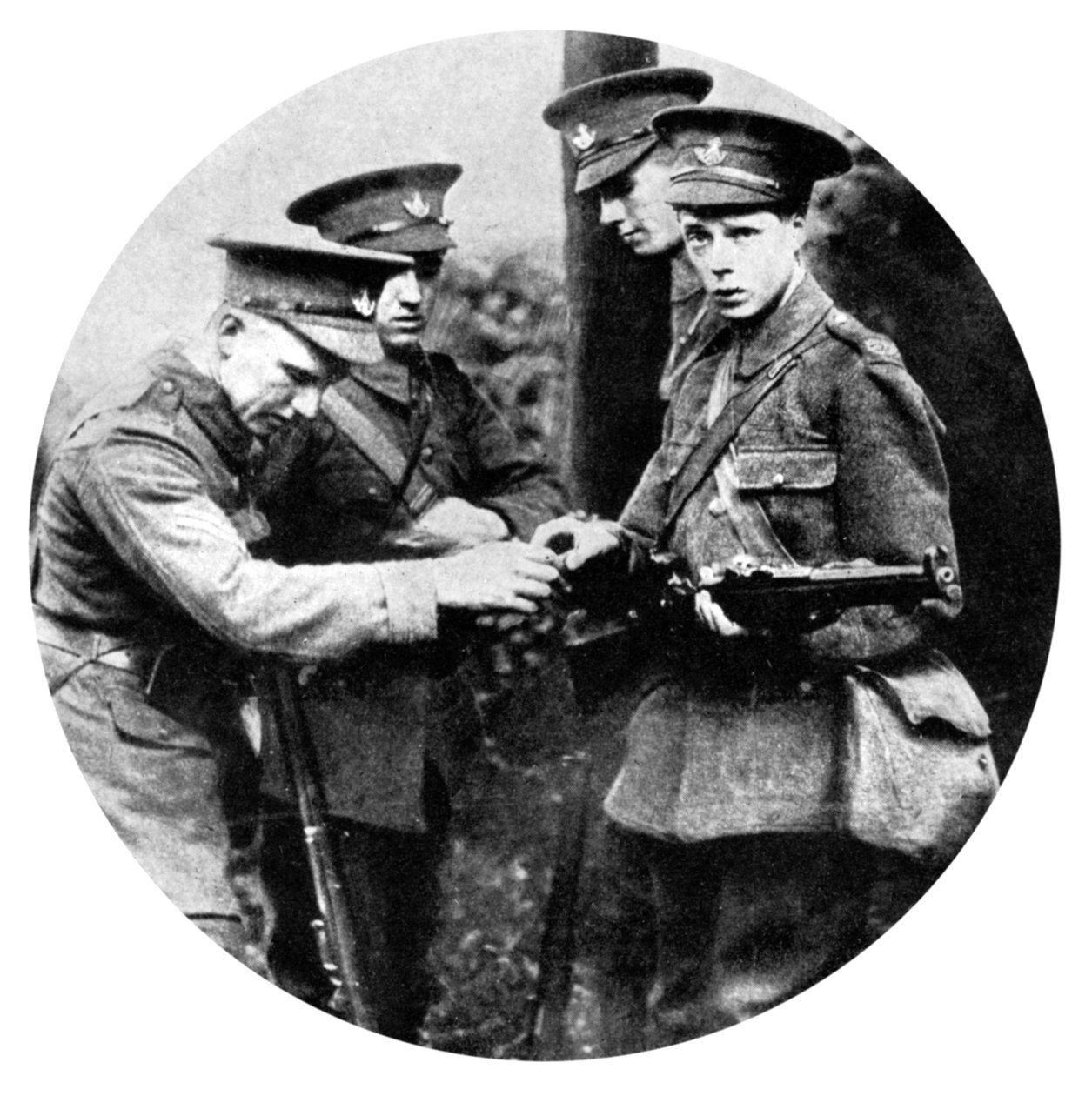 El Príncipe de Gales cargando un rifle en los Granaderos, Primera Guerra Mundial, 1914 de Unbekannt