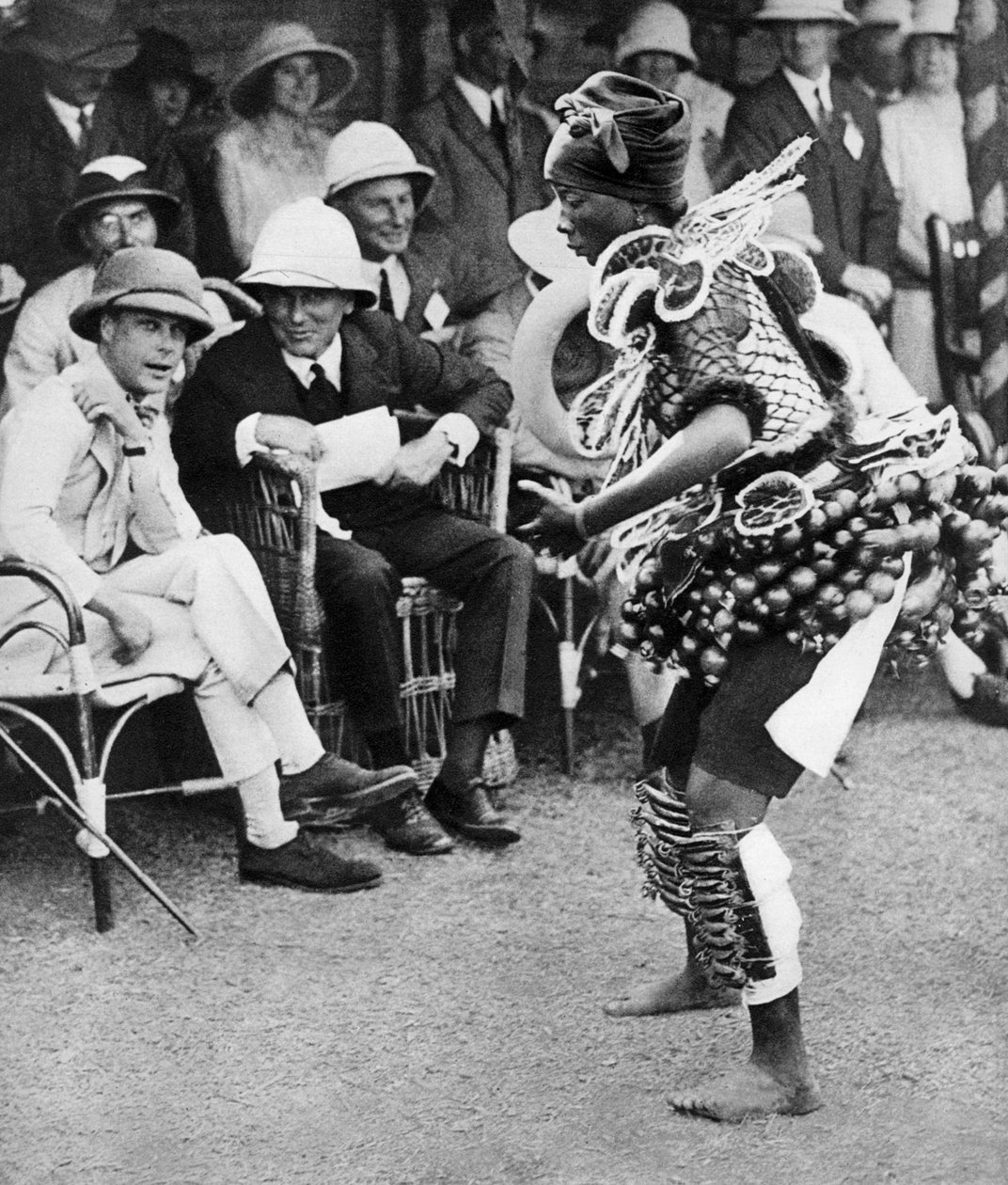 El príncipe de Gales observando una danza tradicional, Freetown, Sierra Leona, 1925 de Unbekannt