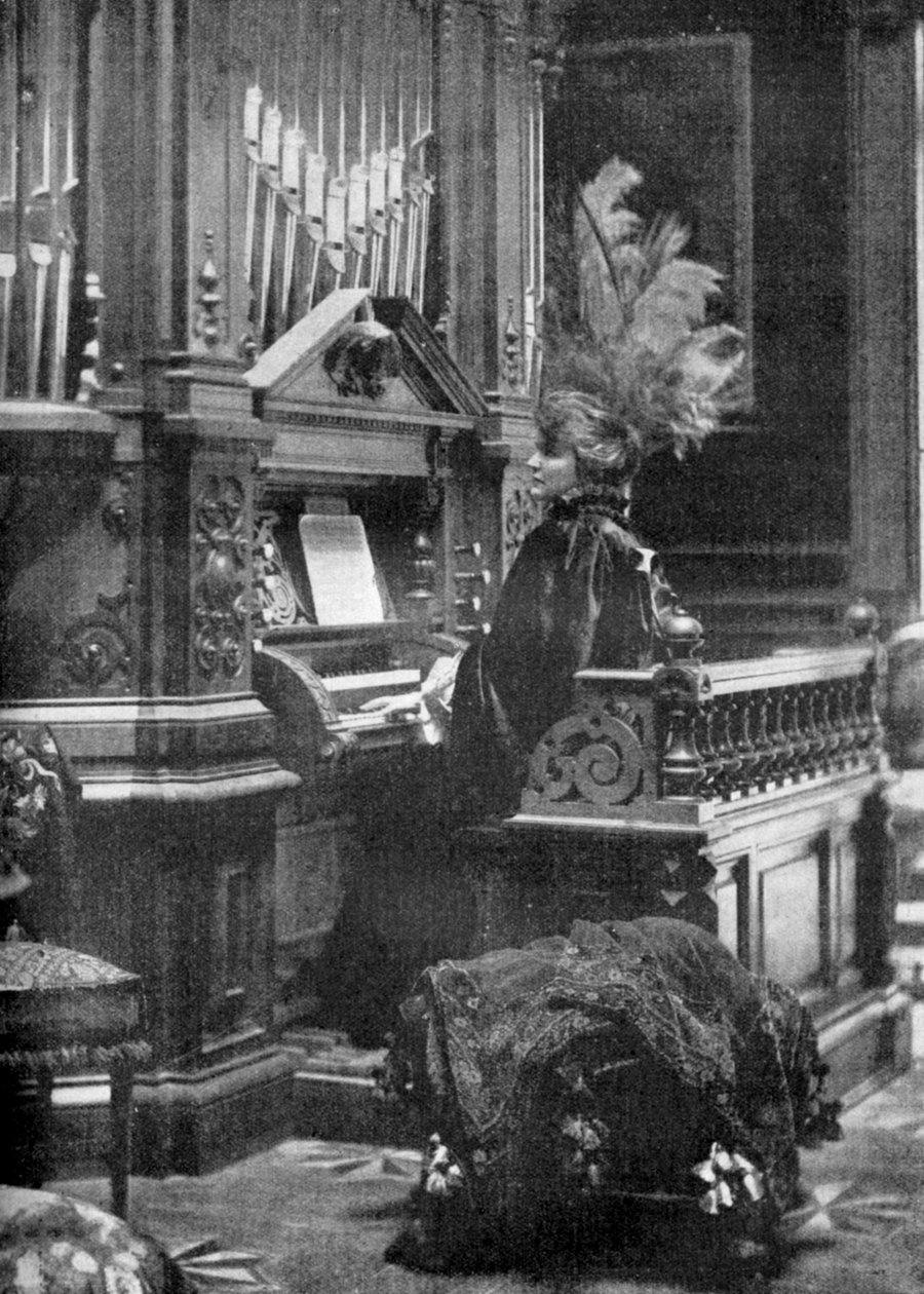 La Reina de Rumania tocando el órgano, 1904 de Unbekannt