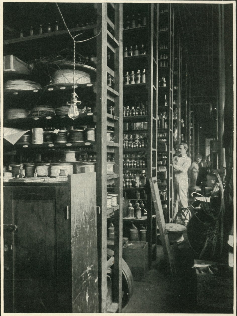 Las estanterías del laboratorio de Edison con muestras de todas las sustancias conocidas de Unbekannt