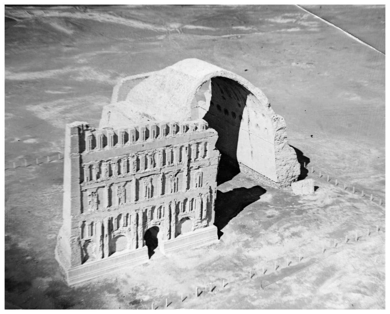 El Taq-i Kisra desde el aire, Ctesifonte, Irak, 1926 de Unbekannt