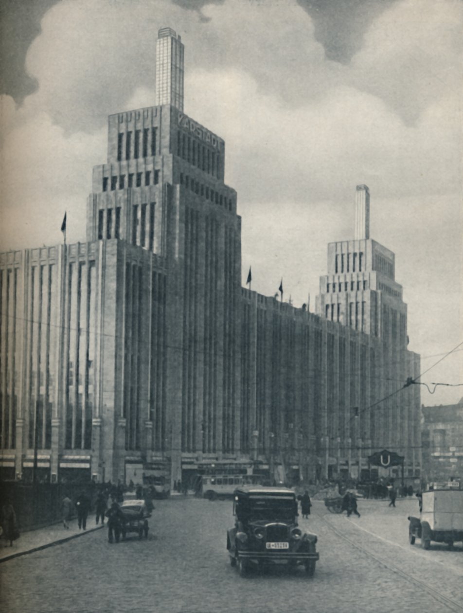 La masa flanqueada por torres del Karstadthaus construida en un distrito obrero, c.1935 de Unbekannt