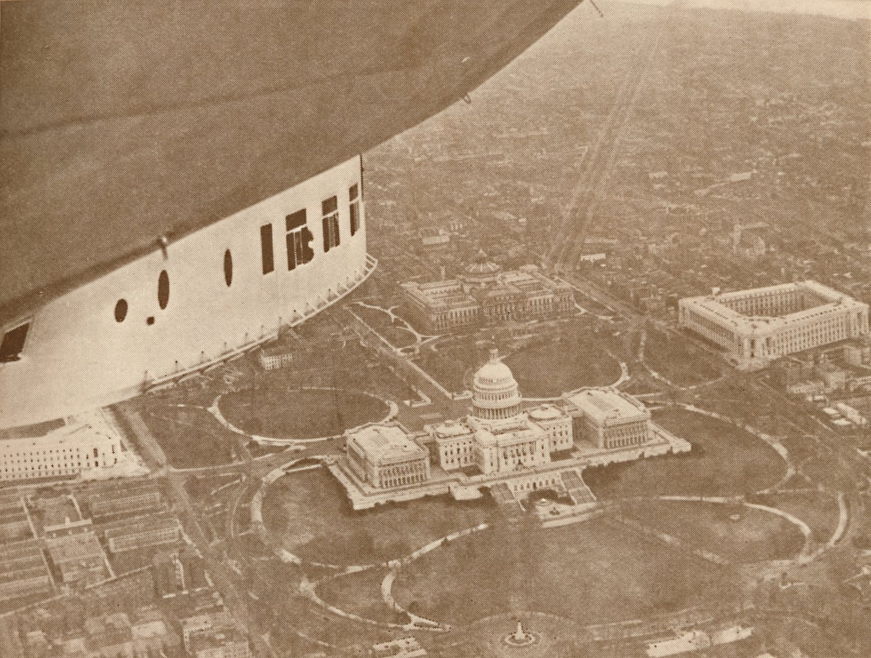 El dirigible estadounidense Los Ángeles en vuelo sobre Washington, 1927 de Unbekannt
