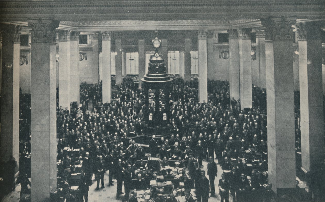 La sala de suscripción en Lloyds, con el estrado en el centro, 1936 de Unbekannt