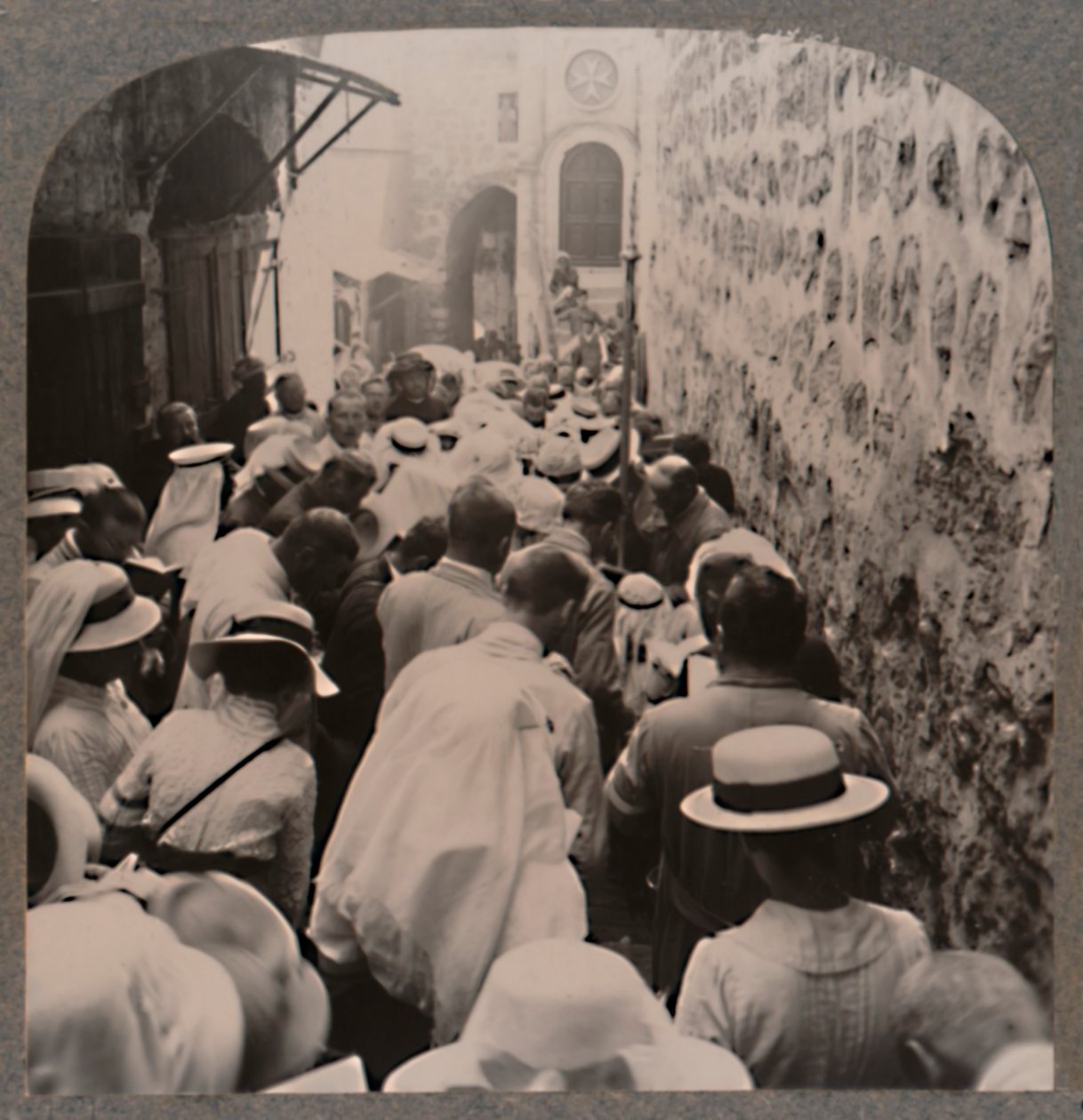 La Vía Dolorosa desde la Torre de Antonio hasta la Iglesia del Santo Sepulcro, c1900 de Unbekannt
