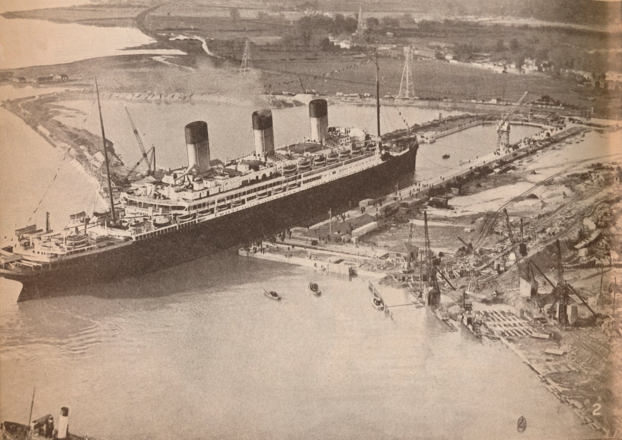 El transatlántico Majestic de la White Star entrando en el dique seco más grande del mundo en Southampton, c. 1934 de Unbekannt