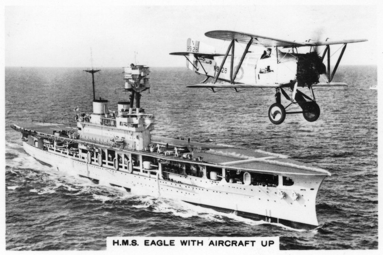 El portaaviones HMS Eagle y un avión Fairey Flycatcher, 1937 de Unbekannt