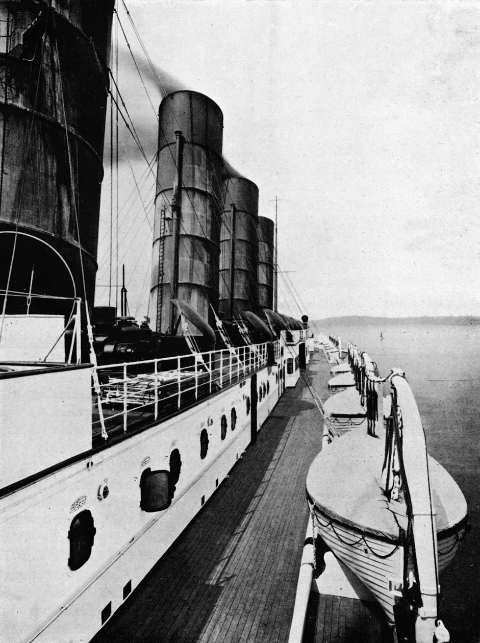 La cubierta del barco Lusitania, mostrando botes salvavidas, 1915 de Unbekannt