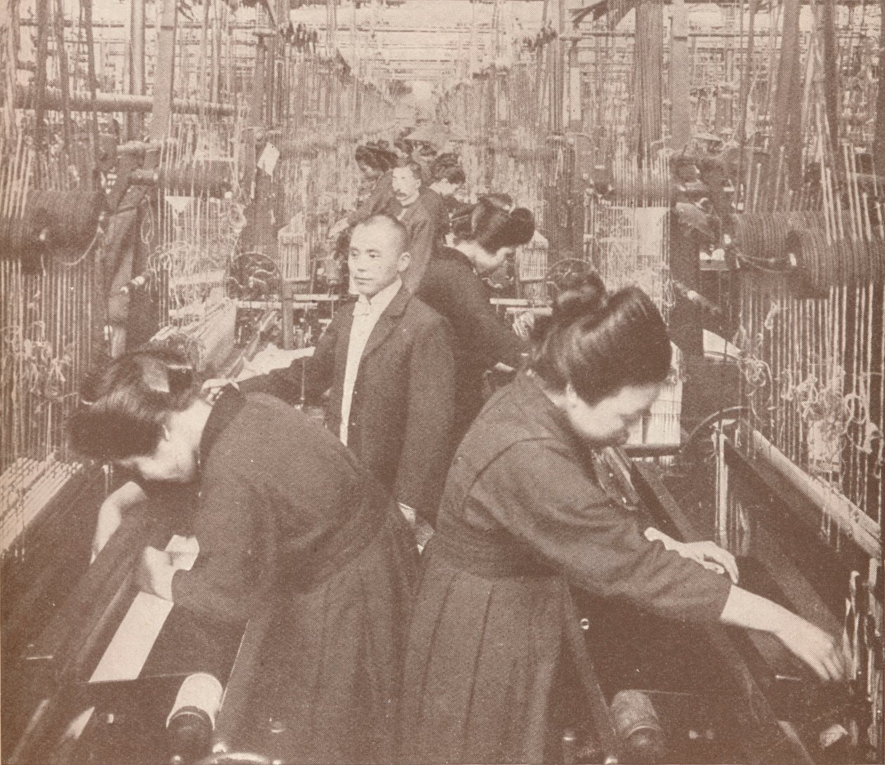 El interior ocupado de una próspera fábrica de seda en Japón, 1907 de Unbekannt
