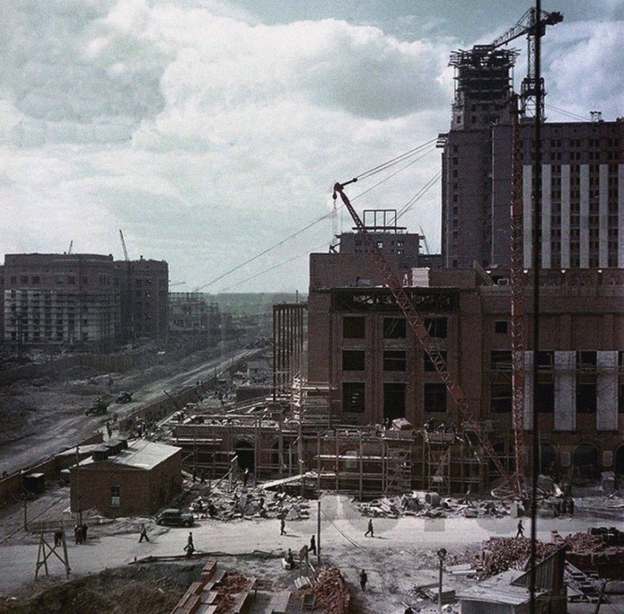 La construcción del edificio principal de la Universidad Estatal de Moscú en las colinas de Lenin de Unbekannt