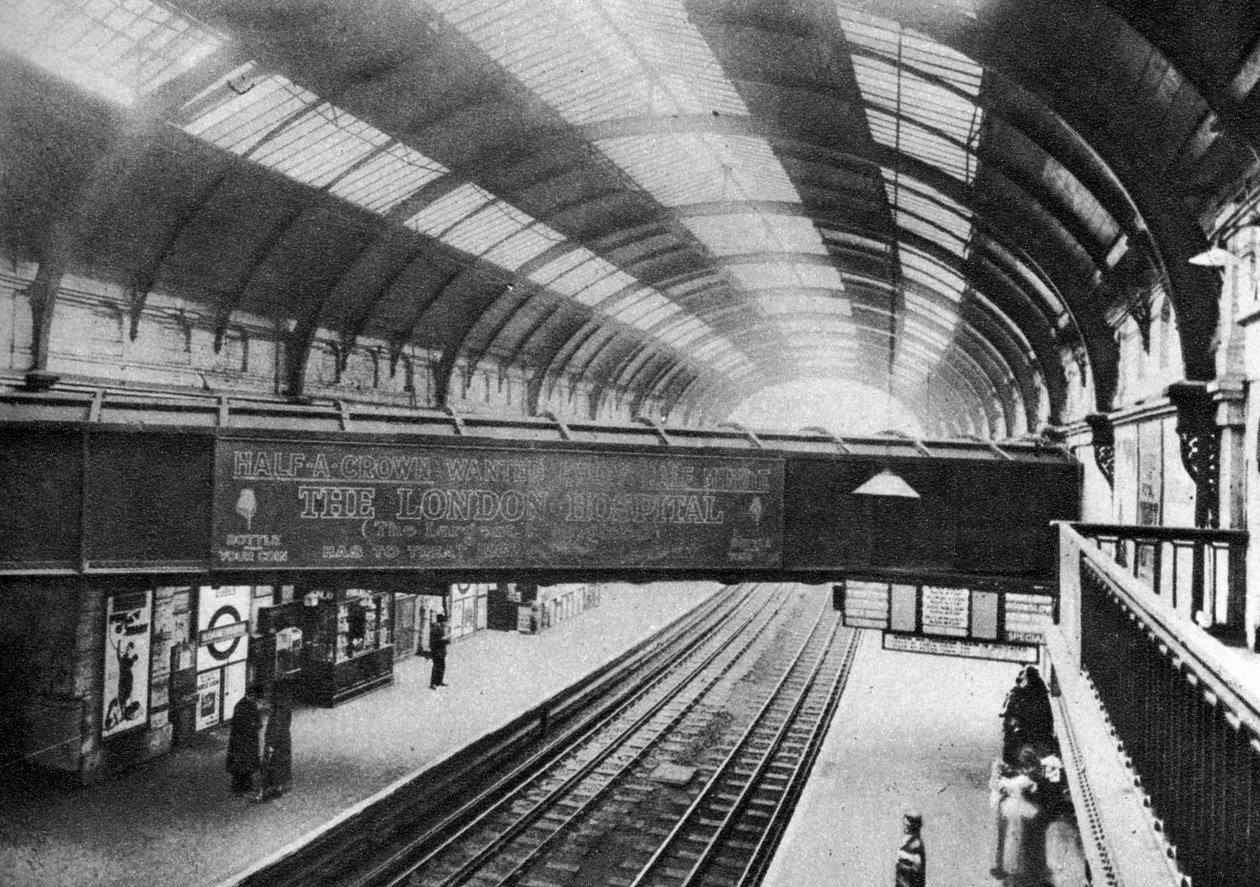 El curso del acueducto de Westbourne sobre la estación de Sloane Square, Londres, 1926-1927 de Unbekannt