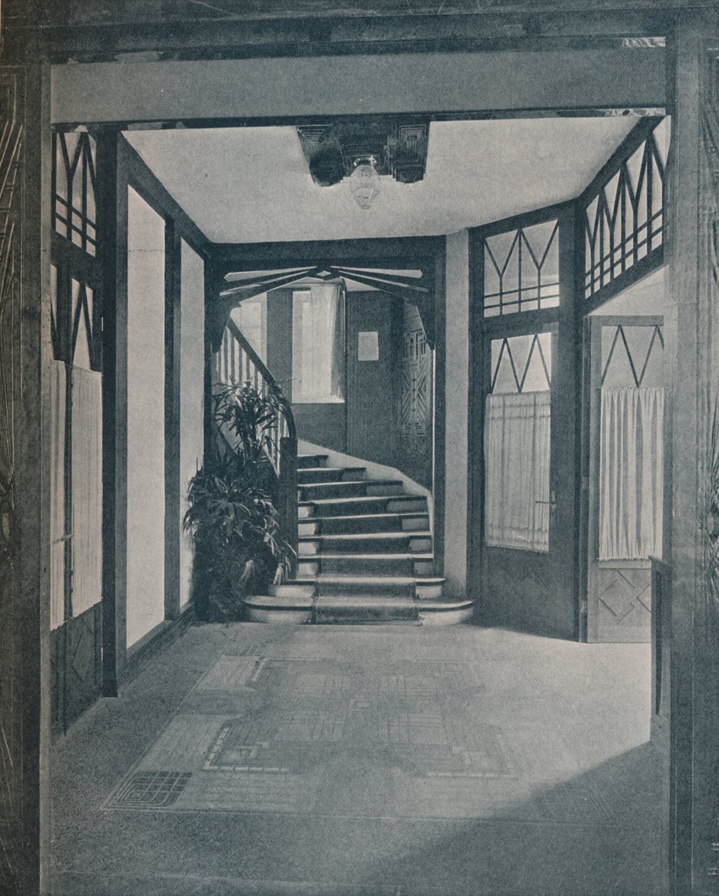El suelo y la escalera de la Casa Behrens, diseñada por Peter Behrens, 1901 de Unbekannt