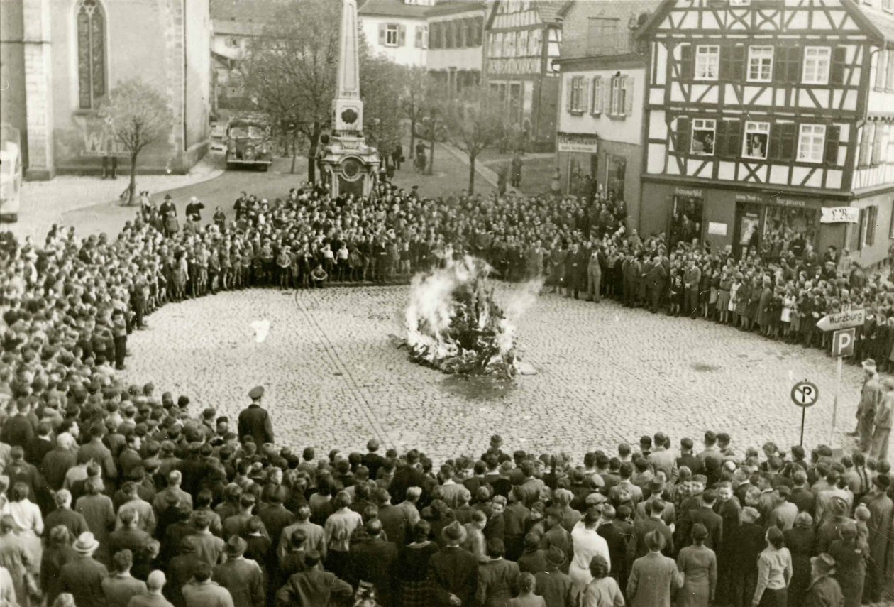 Los muebles y objetos rituales de la sinagoga en Mosbach en la plaza del pueblo el 10 de noviembre de Unbekannt