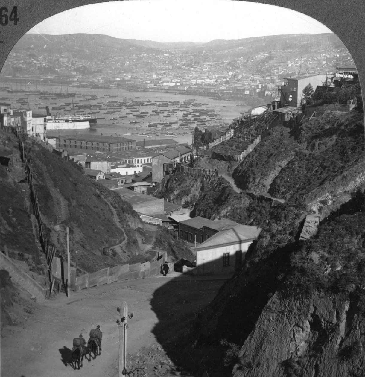 El puerto y la ciudad de Valparaíso, Chile, c1900s de Unbekannt