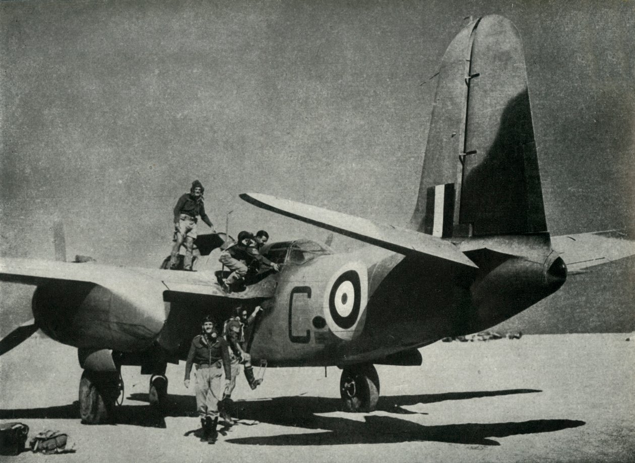 El sol caliente brilla sobre un campo de aterrizaje en el desierto, c1942-1943, 1945 de Unbekannt