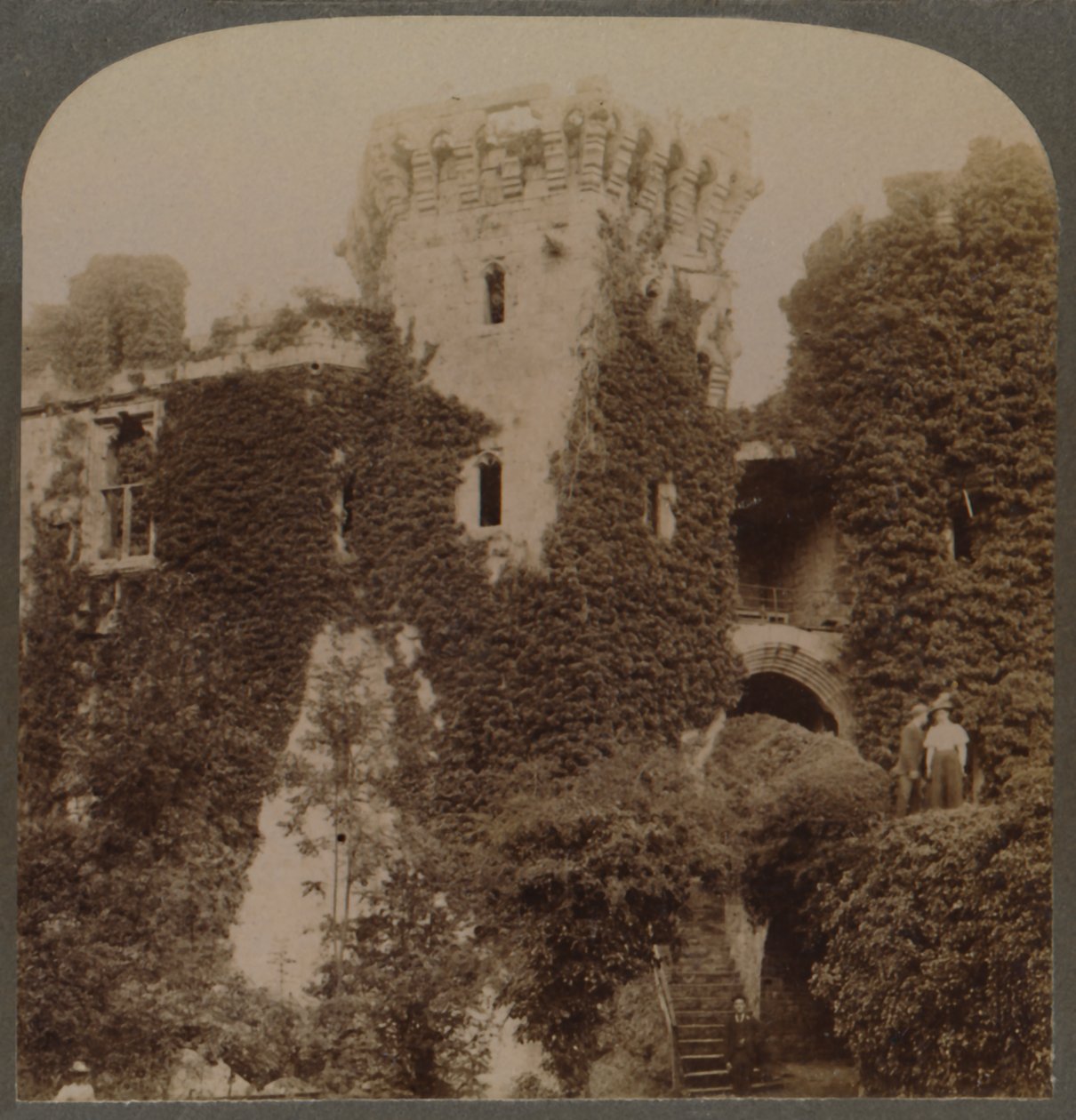 Las torres cubiertas de hiedra del Castillo de Raglan, el último bastión de Carlos I, Monmouthshire, Inglaterra, c1 de Unbekannt
