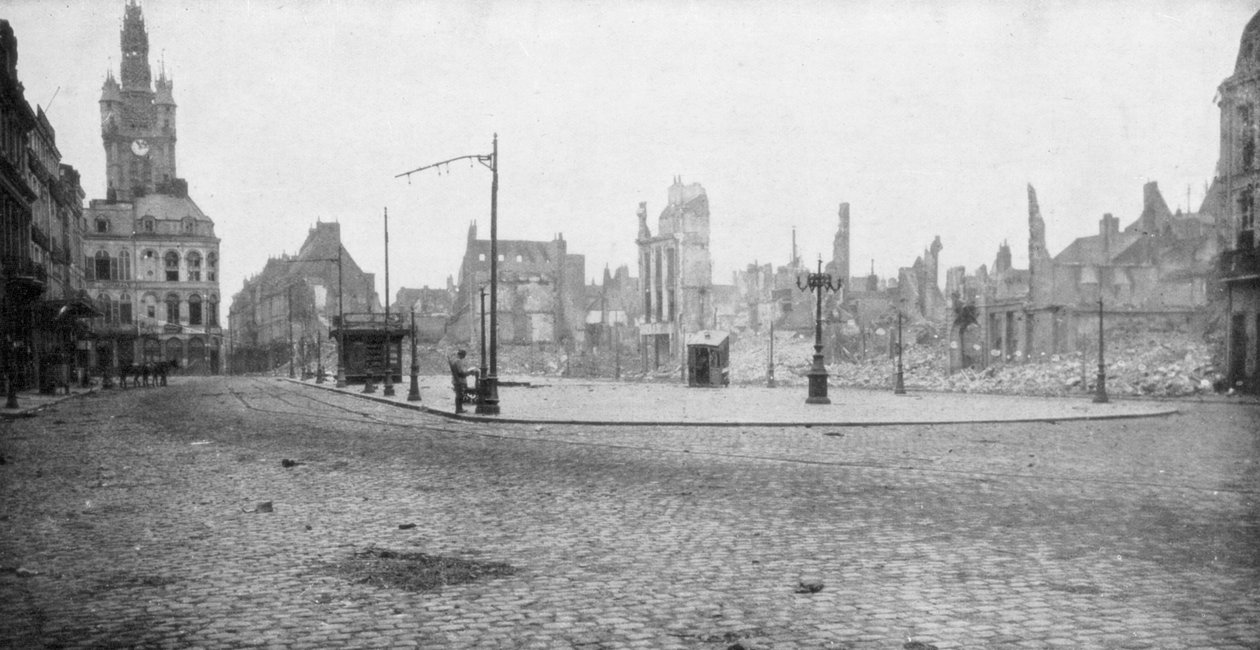 Las ruinas y el campanario de Douai, Francia, 1918 de Unbekannt