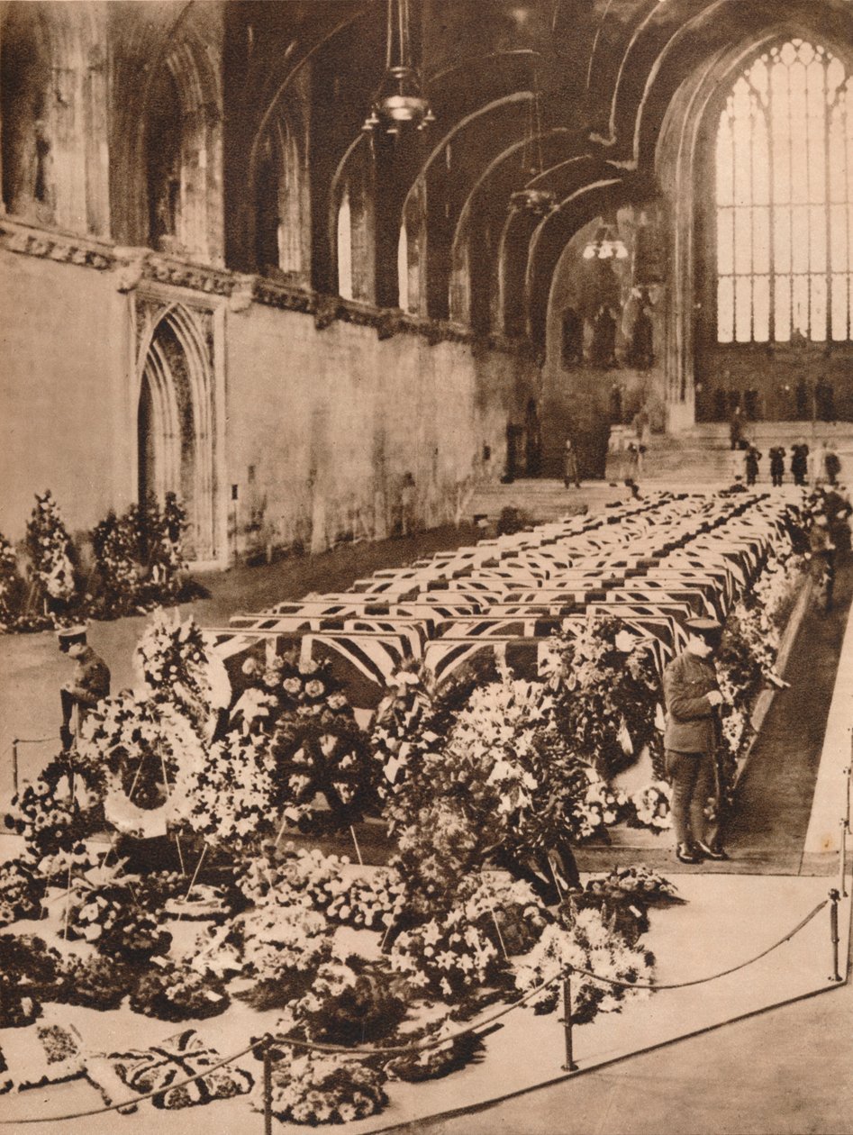 Las víctimas del desastre del dirigible R101 en capilla ardiente en Westminster Hall, Londres, 1930-1935 de Unbekannt