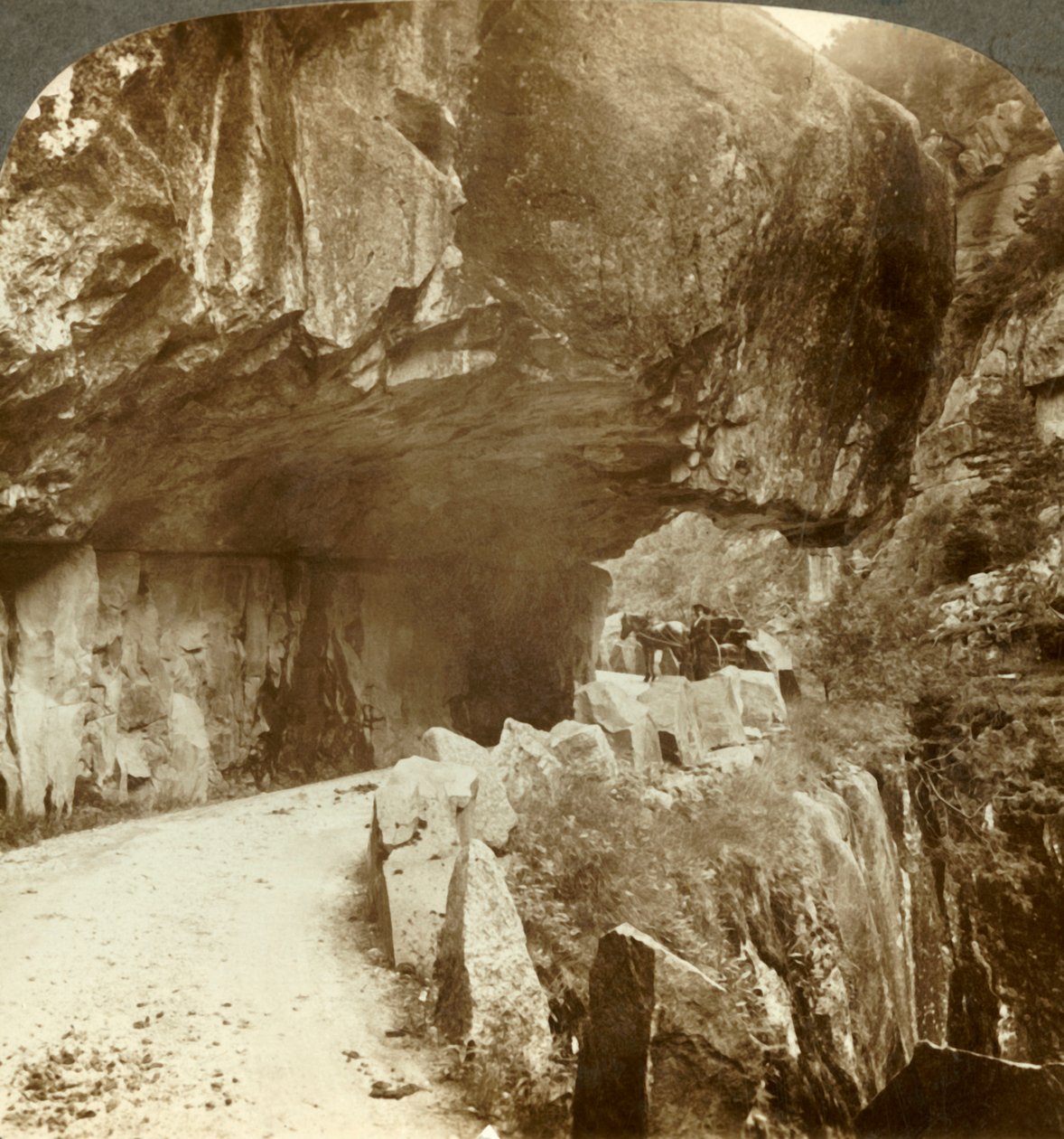 El maravilloso camino de Bratlandsdal, excavado a través de paredes de roca sólida, Noruega, c1905 de Unbekannt