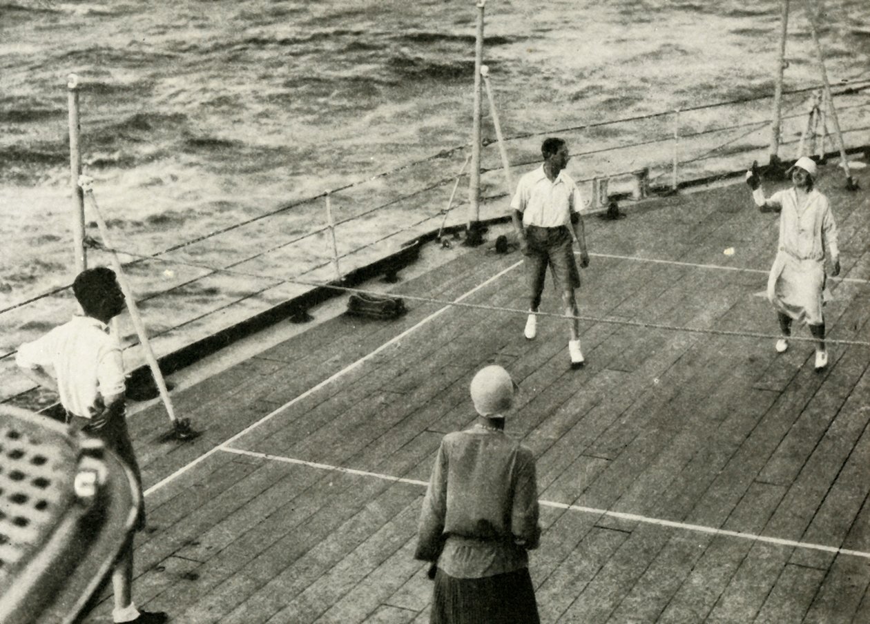Sus Majestades, en un juego de quoits en la cubierta del H.M.S. Renown, 1927, 1937 de Unbekannt