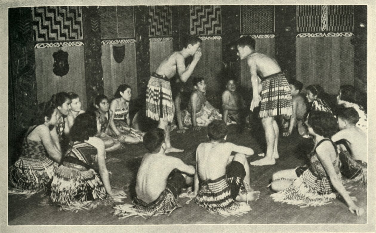Estos niños maoríes en la Escuela Nativa, Whakarewarewa, están jugando un juego de manos, c. 1948 de Unbekannt