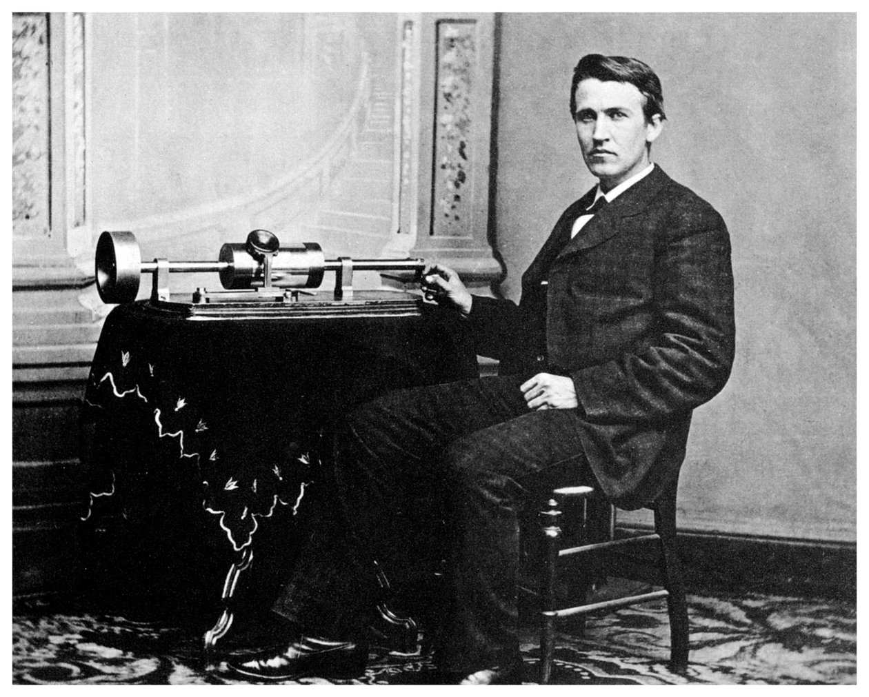Thomas Alva Edison, inventor americano, con su fonógrafo, c1878