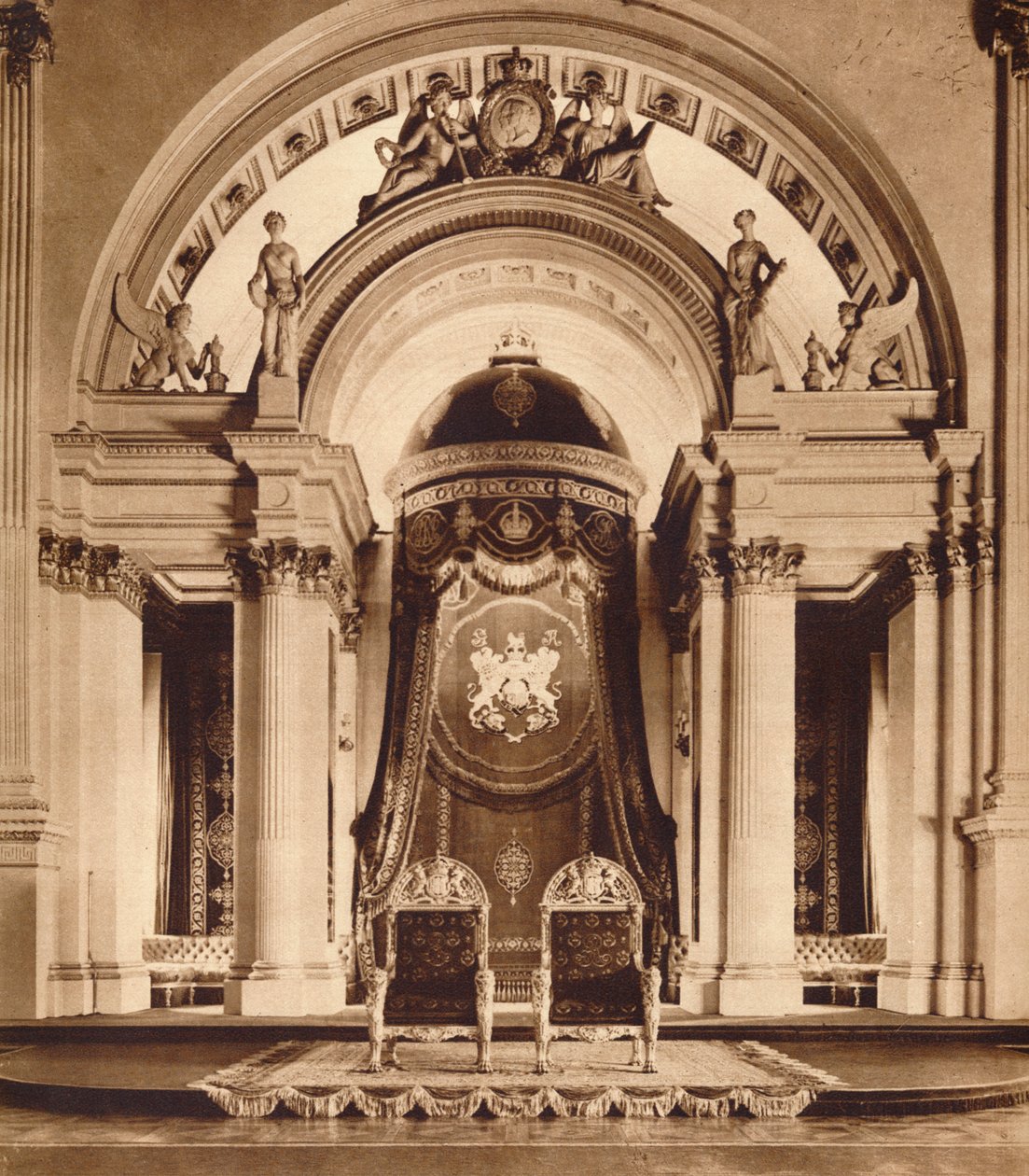Tronos en el salón de baile del Palacio de Buckingham, 1935 de Unbekannt
