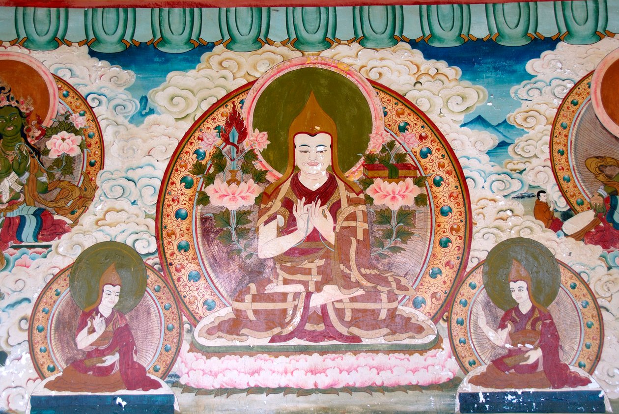 Budismo tibetano; mural; Lama Tsongkharpa; escuela Gelug; gorros amarillos; meditación; varias posturas de manos; mudras; Yongning; Templo Zhamei; área del lago Lugu Hu; Provincia de Yunnan; República Popular de China; Asia de Unbekannt