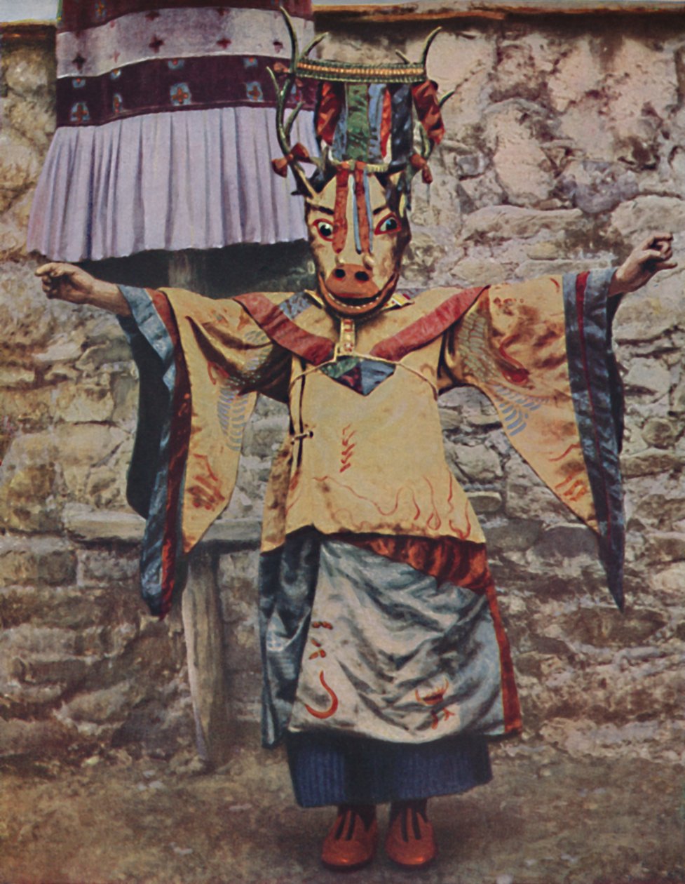 Lama tibetano vestido para la danza del diablo, c1935 de Unbekannt