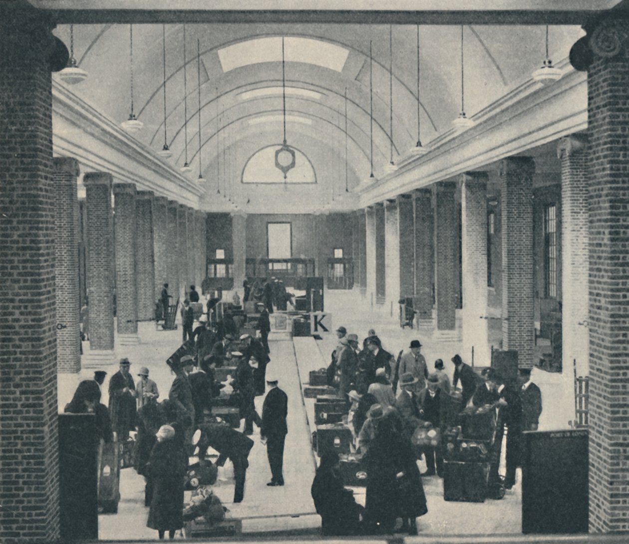 Equipaje de pasajeros de Tilbury examinado en un nuevo edificio espacioso, 1937 de Unbekannt
