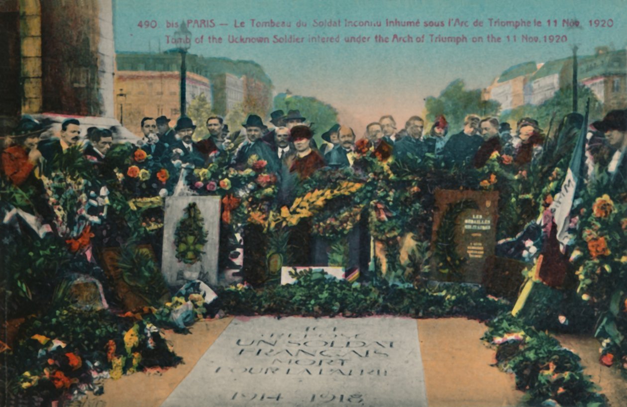 Tumba del Soldado Desconocido enterrado bajo el Arco de Triunfo el 11 de noviembre de 1920, París, c1920 de Unbekannt