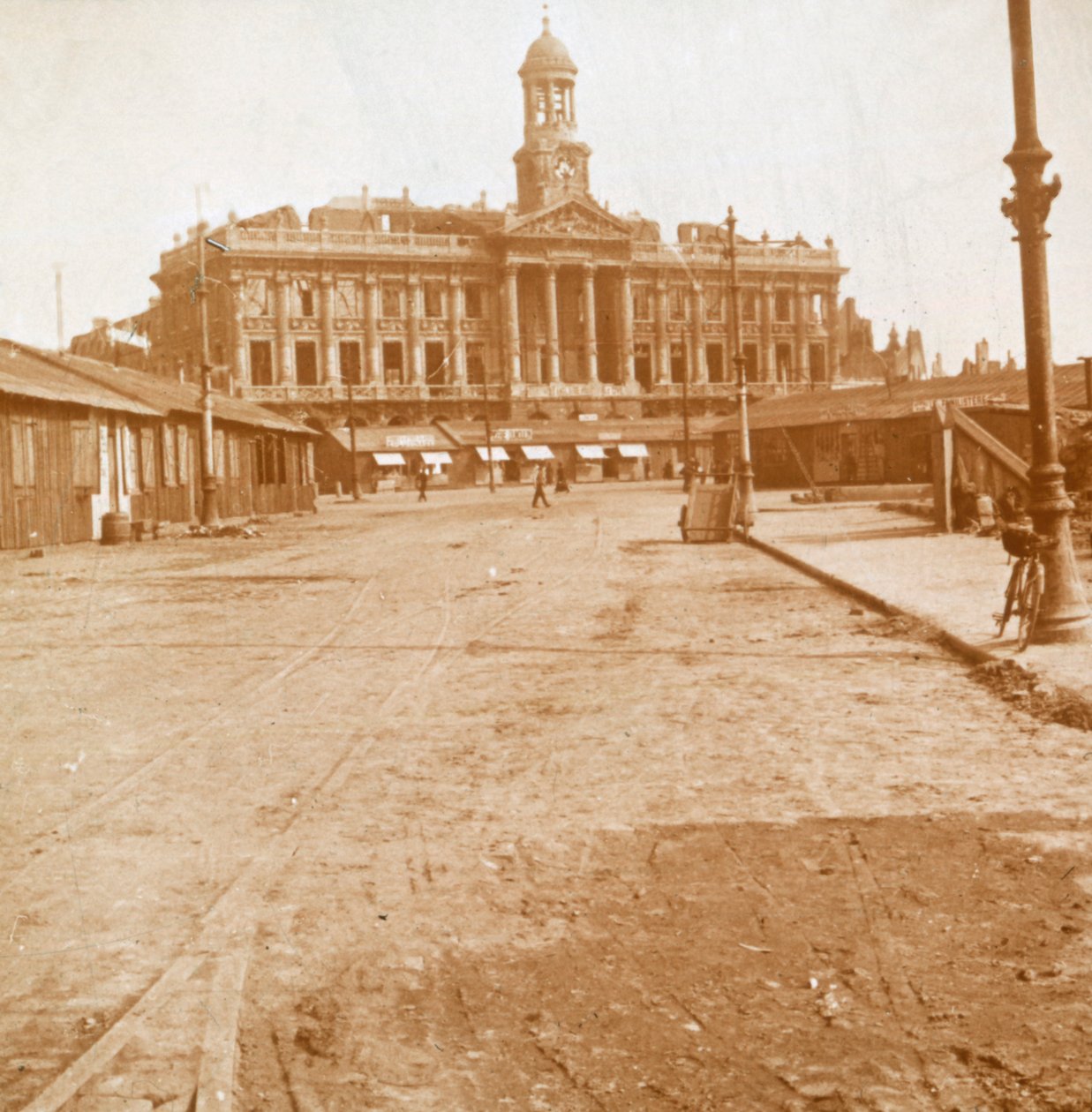 Ayuntamiento y Plaza Mayor, Cambrai, norte de Francia, c1914-c1918 de Unbekannt
