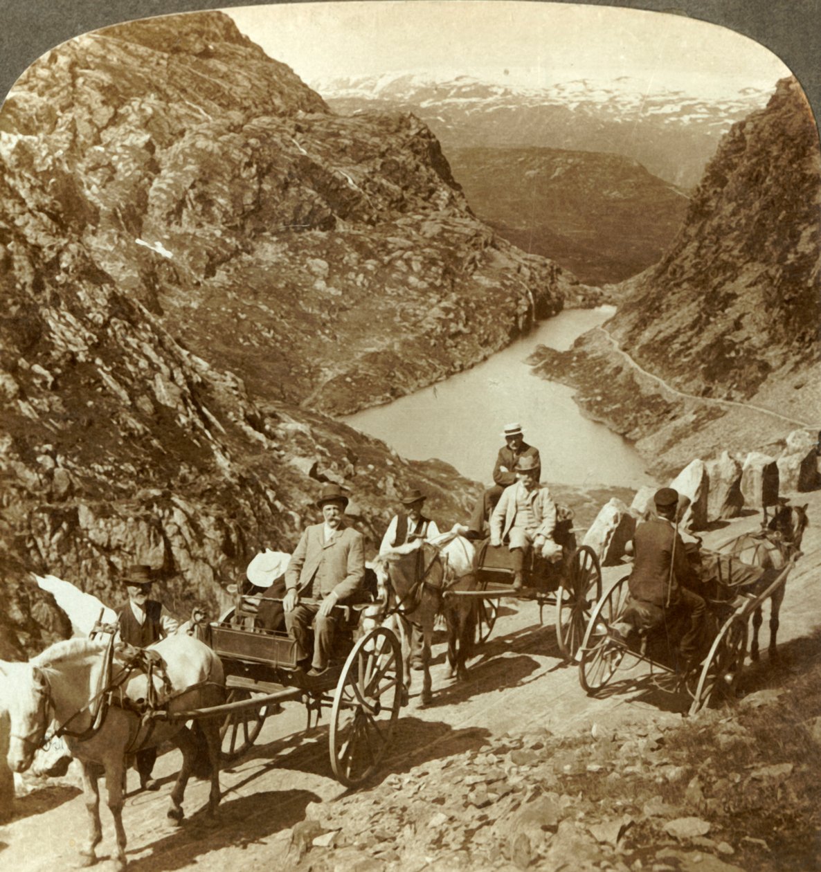 Viajeros en camino de montaña a través del desfiladero salvaje de Seljestad, Noruega de Unbekannt