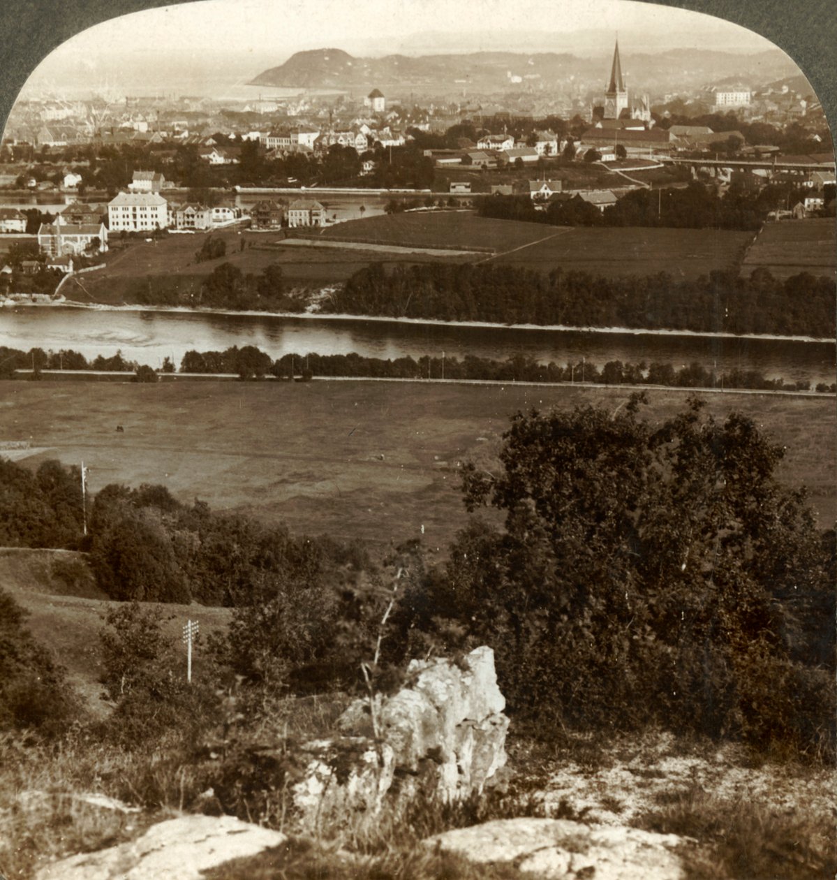Trondhjem, sus hogares, almacenes y catedral, entre el río Nid y el fiordo, Noruega, 1905 de Unbekannt